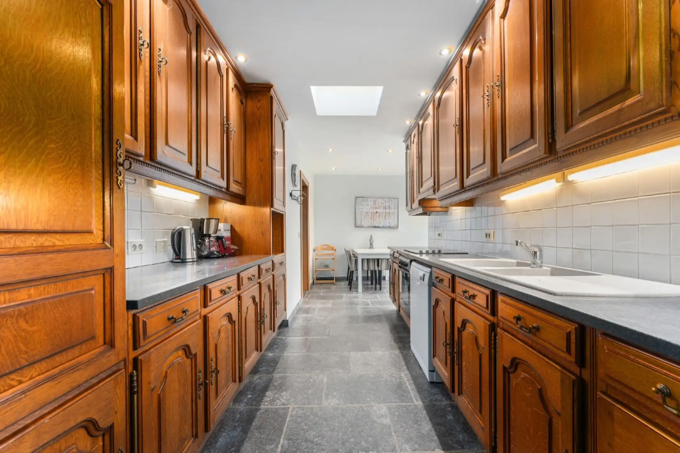 Zeer ruime woning met 5 slaapkamers, veel potentieel. foto 8
