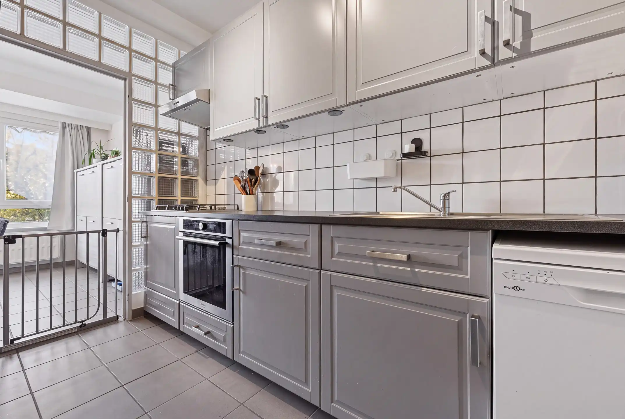 BERCHEM –Gerenoveerd 1-slaapkamerappartement met ZUID terras foto 8