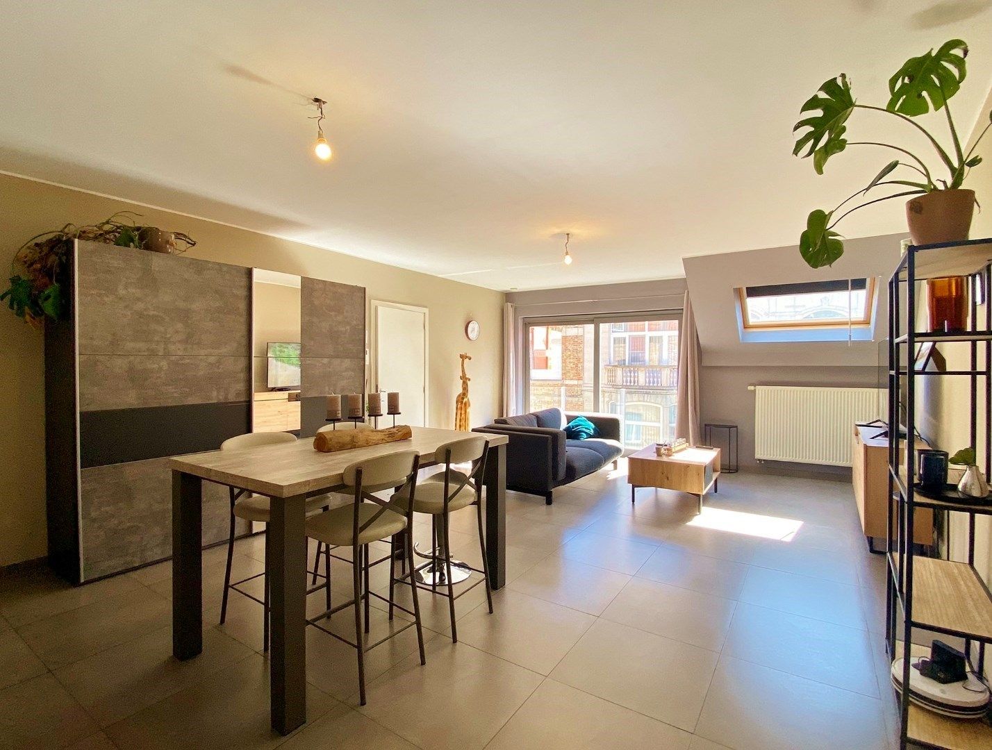 Centraal gelegen appartement in recent gebouw met terrasje foto 3