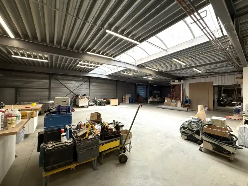 Veelzijdig bedrijfsgebouw langs de Dender met showroom, kantoren & parking foto 22