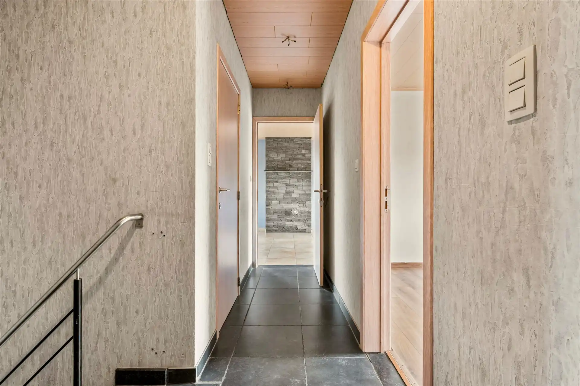 Knappe, ruime instapklare woning met 4 slpks, 2 bdks en tuin foto 18