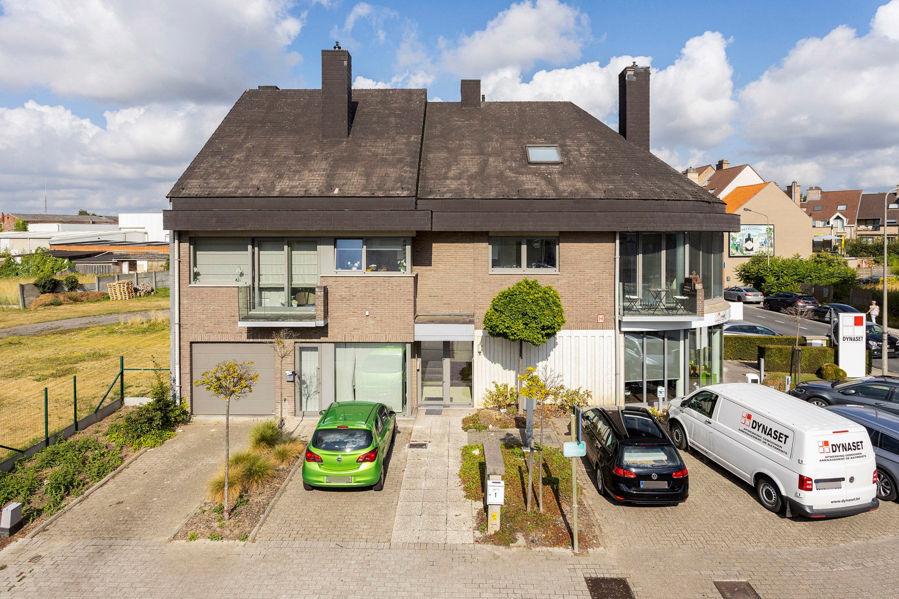 Instapklaar en lichtrijk kantoor, vrij beroep of dienstensector met garage, tuin en parkings. foto 21