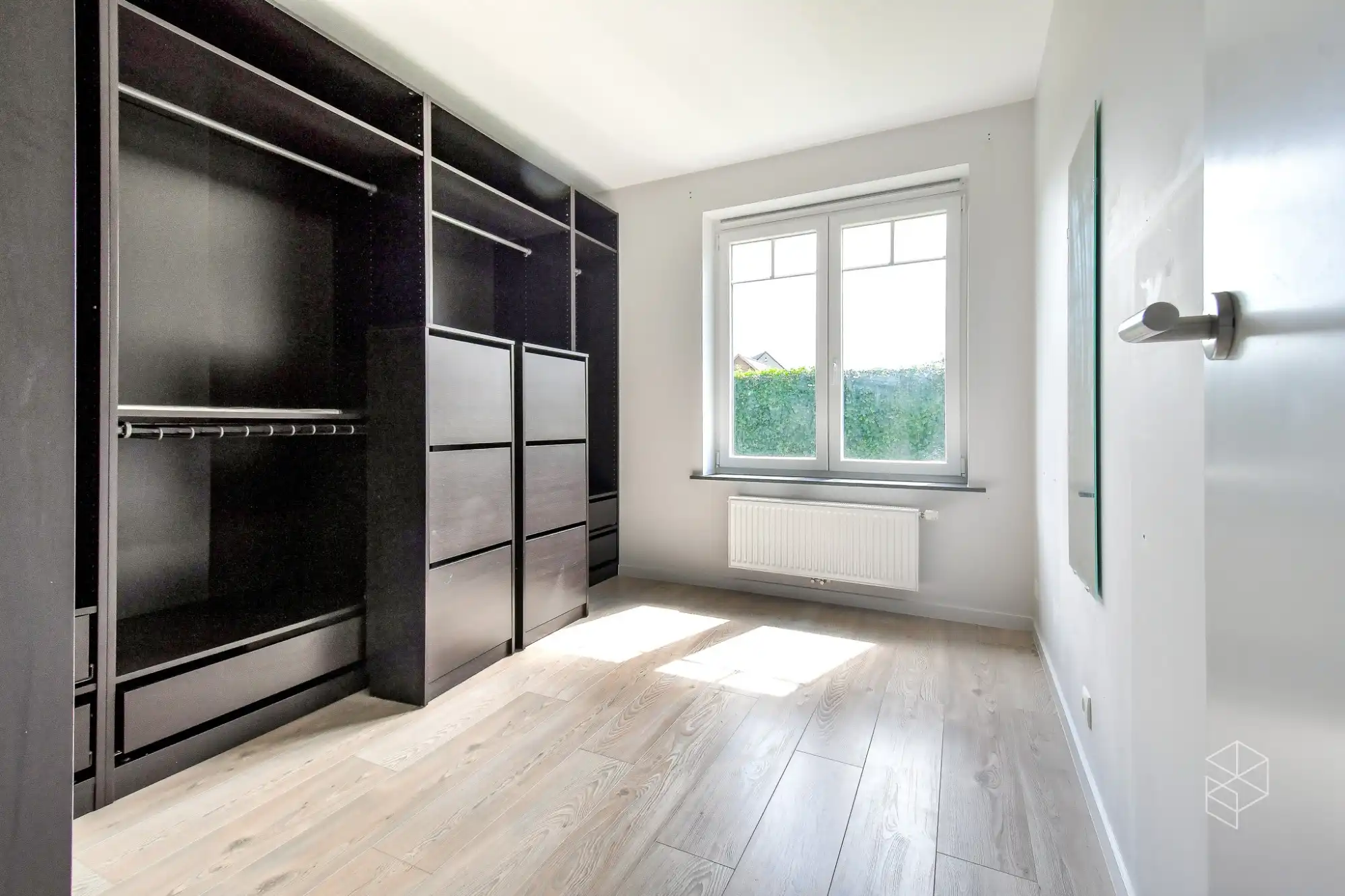 Rustig gelegen groot gelijkvloers appartement met 2 slaapkamers, voor- én achtertuin met terras foto 13