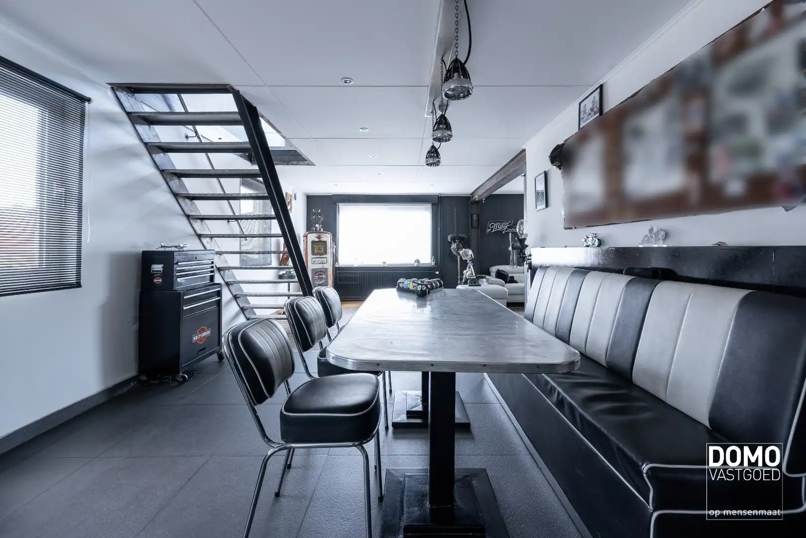 KARAKTERVOLLE GEZINSWONING MET RUIME OPSLAGMOGELIJKHEDEN EN 2 AANLIGGENDE APPARTEMENTEN OP EEN PERCEEL VAN 13A 88CA TE STOKROOIE foto 5