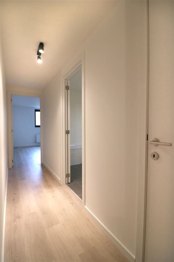 Gelijkvloers appartement met 2 slpk., terras en autostaanplaats foto 9