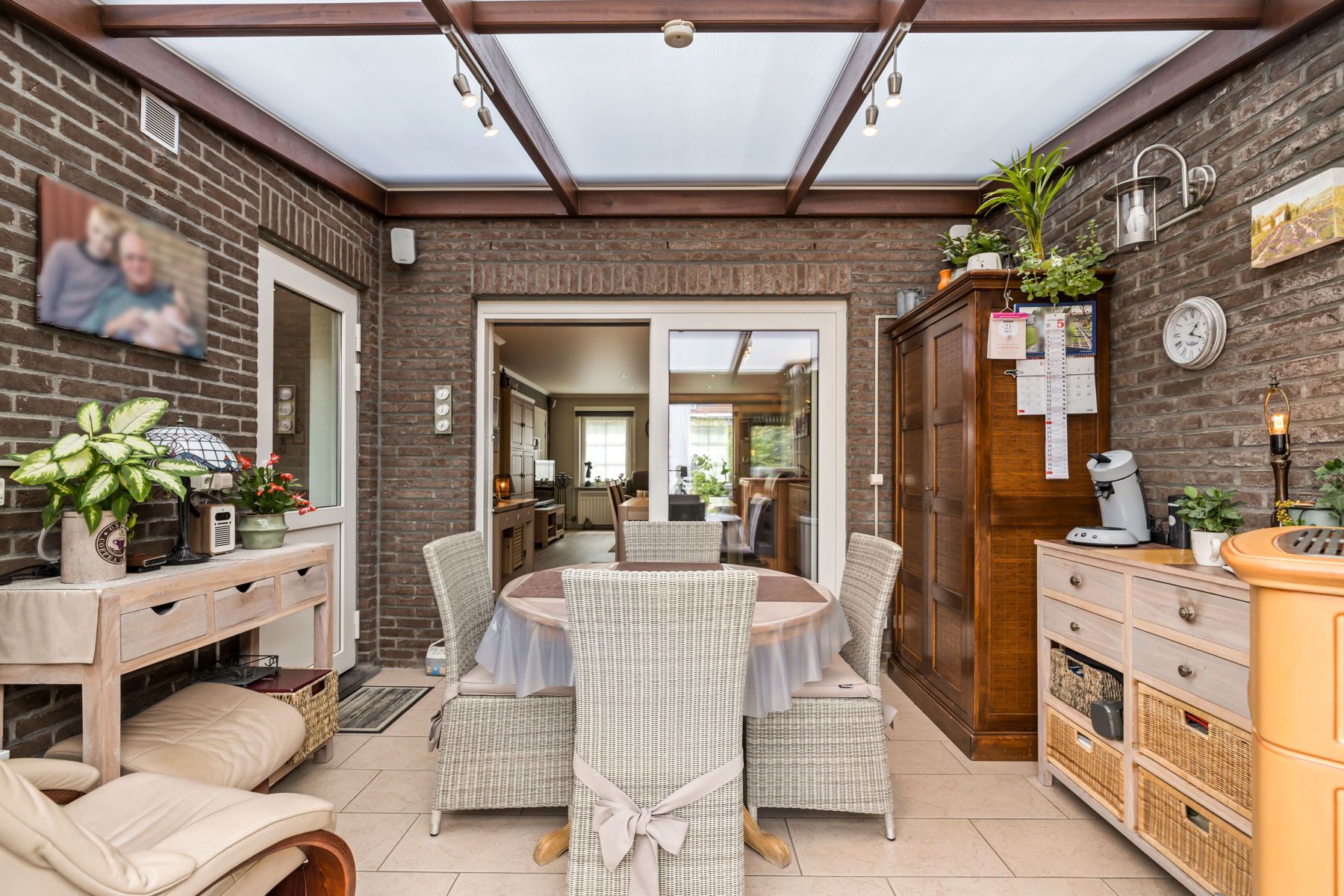 Charmante gezinswoning met tuin, garages en zonnepanelen foto 7