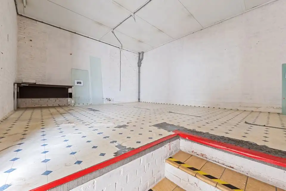 ICONISCH HANDELSPAND MET LUXUEUZE WOONST OP DE GROTE MARKT VAN SINT-TRUIDEN foto 30