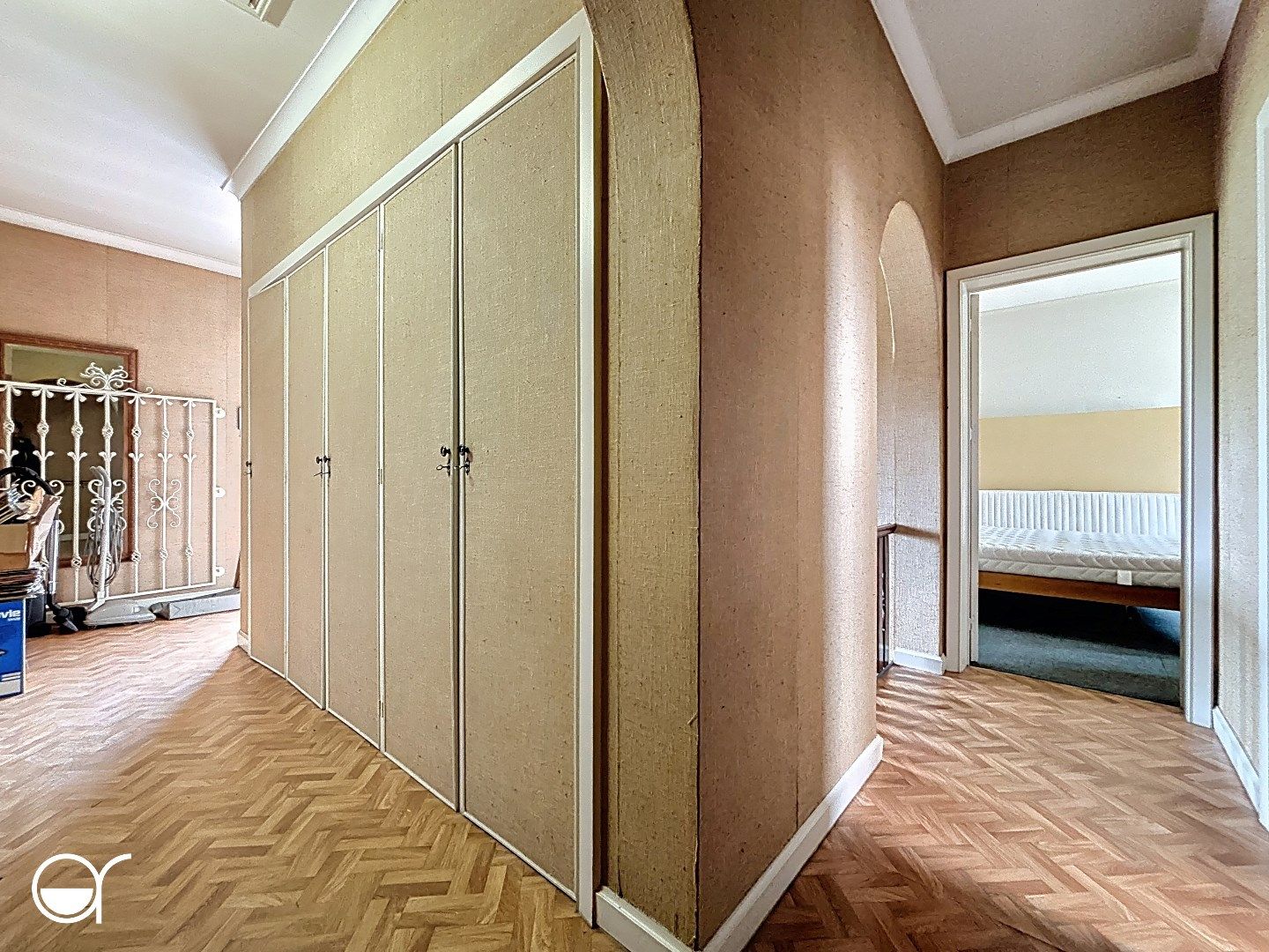 Te renoveren woning met magazijn, tuinhuis en dubbele garage foto 17