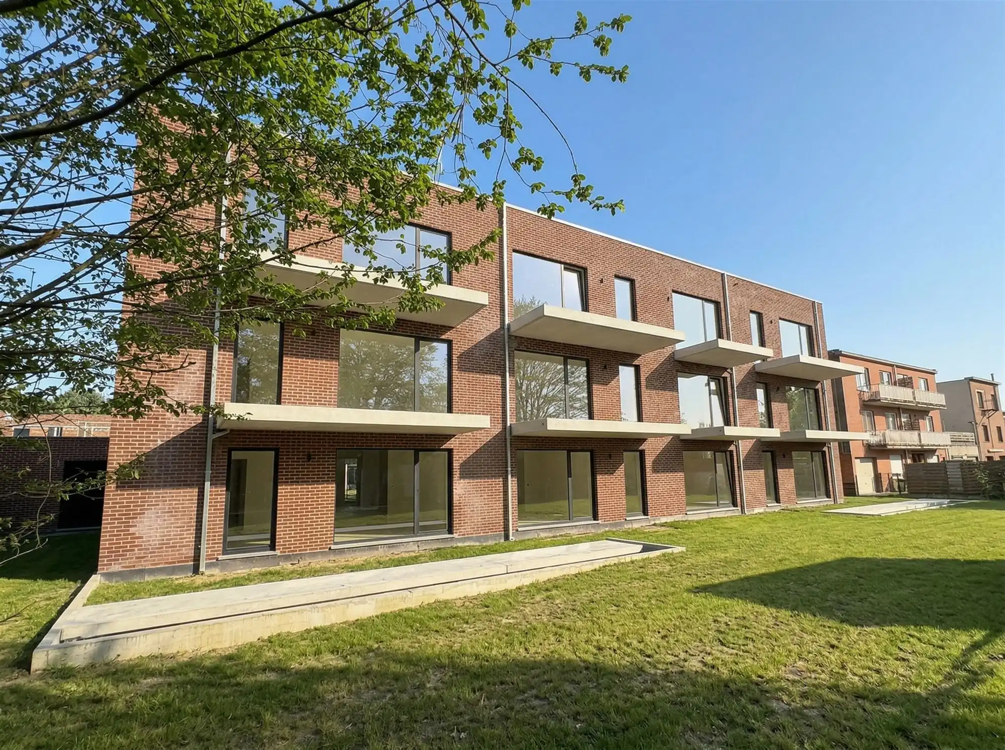 Gelijkvloersappartement met 3 slaapkamers en tuin. foto {{pictureIndex}}