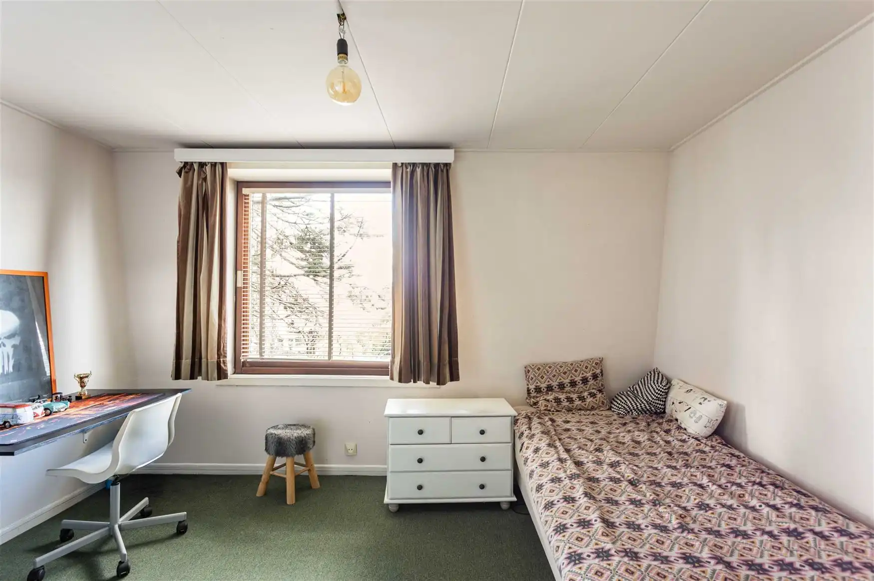 Retro-architecturale villa omringd door groen en privacy foto 7