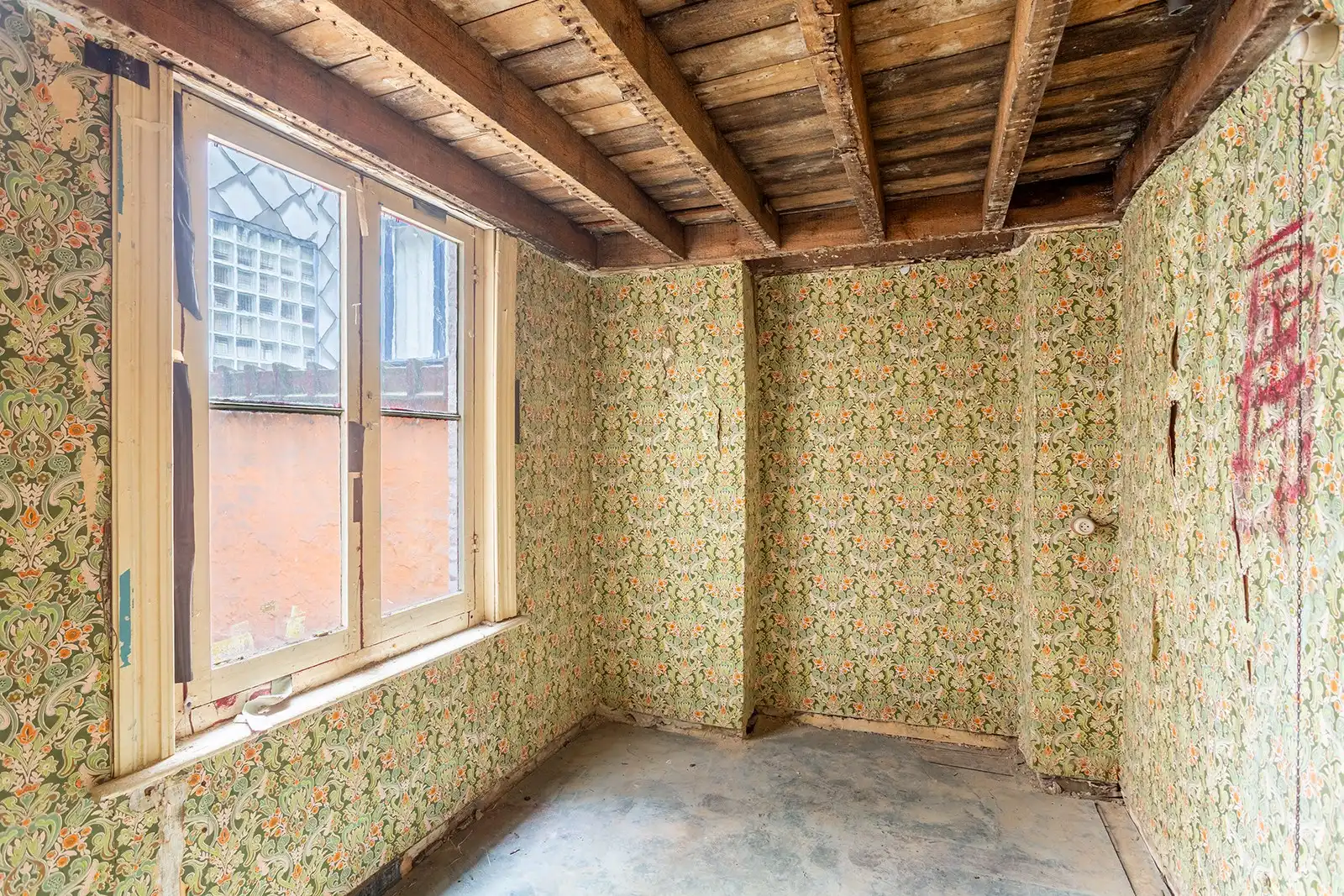 Ruime te renoveren woning met tuin en garage foto 14