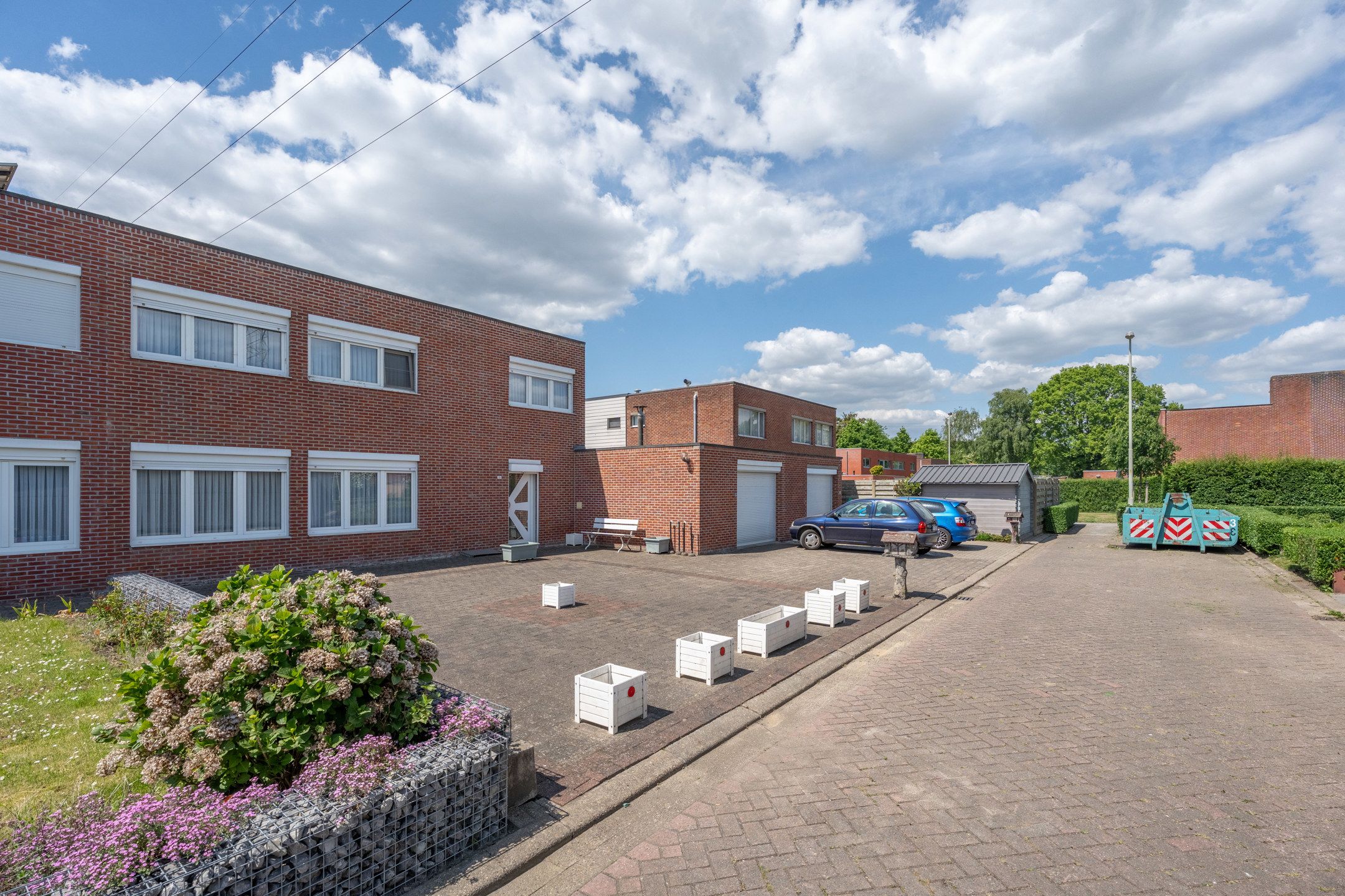 Zeer rustig gelegen woning met 3 slaapkamers en garage foto {{pictureIndex}}