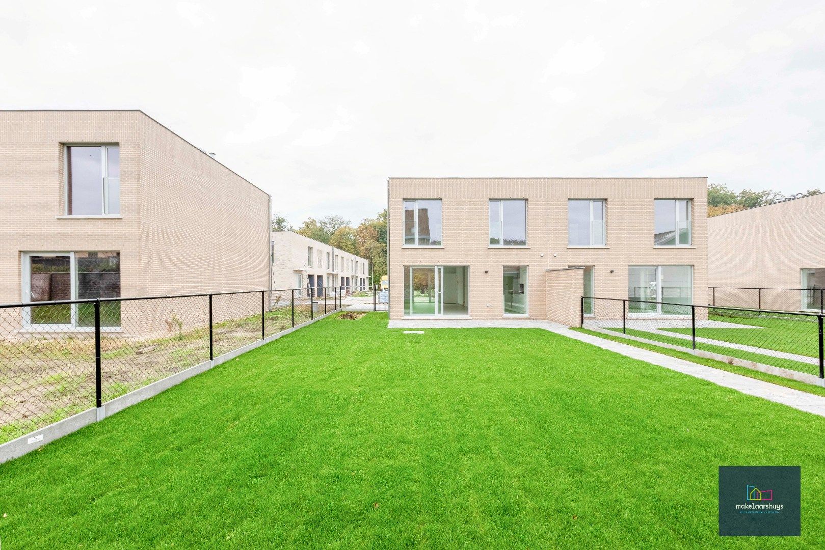 Energiezuinige nieuwbouwwoning met 3 slaapkamers , tuin en staanplaats foto 20
