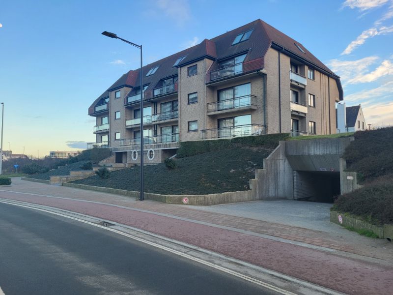 Ruime afgesloten garagebox in centrum van Oostduinkerke te koop foto 3