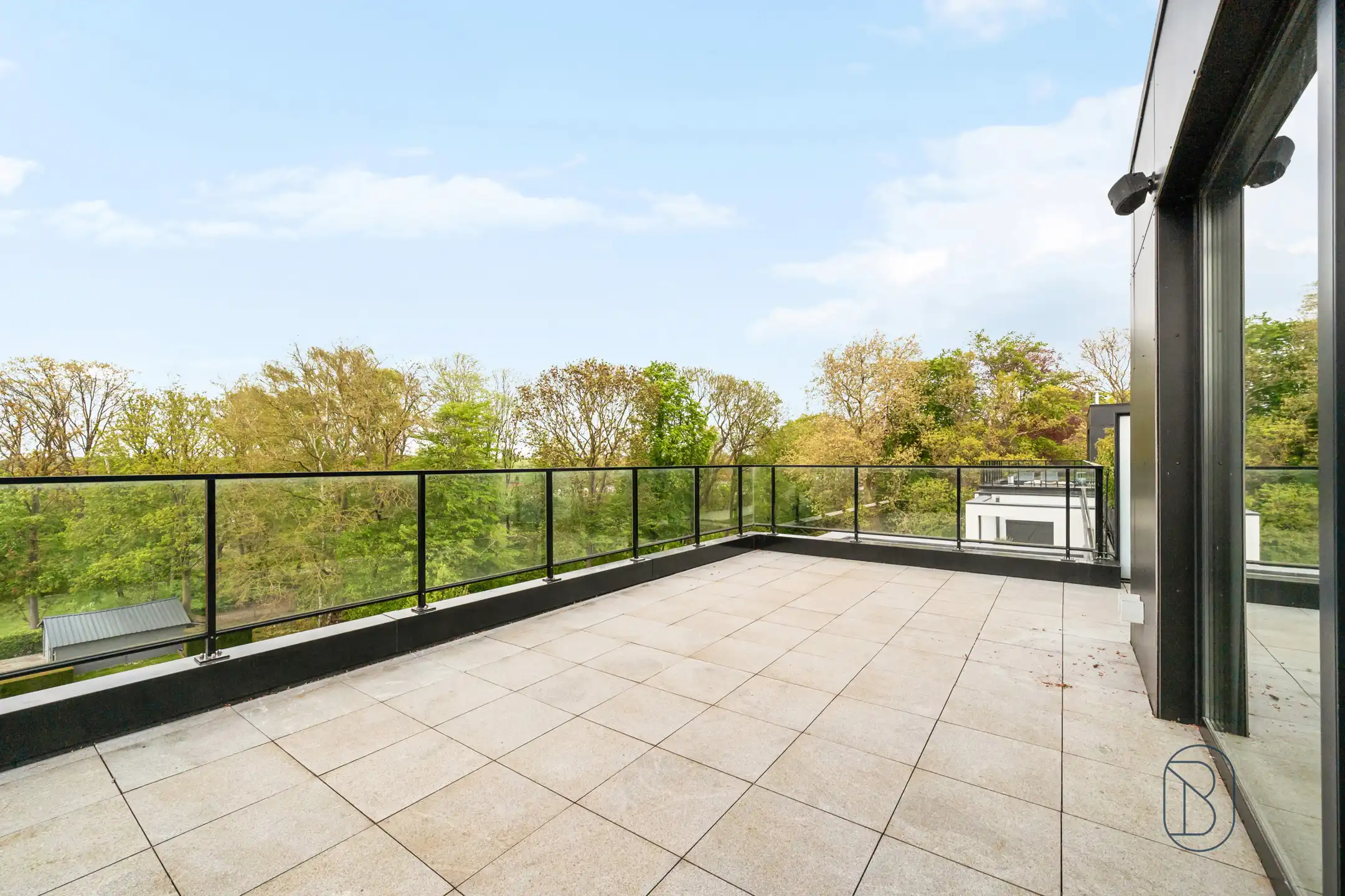 Topgelegen lichtrijke penthouse met prachtig terras foto 4