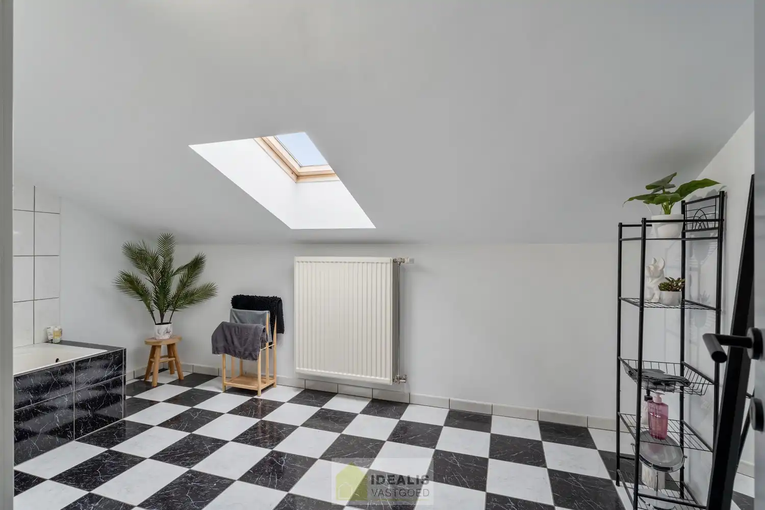 IDEALIS VASTGOED – ZEER RUIME EENGEZINSWONING MET EEN KNAPPE LEEFRUIMTE MET AANSLUITEND OPEN MODERNE KEUKEN, MOMENTEEL 3 SLAAPKAMERS MAAR MOGELIJKHEID TOT 4 SLAAPKAMERS, 2 BADKAMERS, ONDERKELDERD EN VOLLEDIG AANGELEGD MET EEN KNAPPE TUIN EN HEERLIJK OVERDEKT TERRAS OP EEN PERCEEL VAN 5A 63CA! Deze ruime gezinswoning omvat +- 215m² netto bewoonbare oppervlakte met een aangename woonkamer bestaande uit zit-en eetgedeelte, een open moderne keuken, 3 slaapkamers maar mogelijkheid tot 4 slaapkamers en 2 badkamers. Een unieke kans voor kandidaten op zoek naar een ééngezinswoning voorzien van alle faciliteiten en comfort op een fijne locatie in een residentiële wijk tussen de centra van Oudsbergen, Bocholt, Bree en Peer! De huidige eigenaars hebben de woning in 2023 grondig gerenoveerd en o.a. voorzien van vloerverwarming, een warmtepompboiler en 2 lucht-luchtsystemen om te koelen en warmen!! foto 23