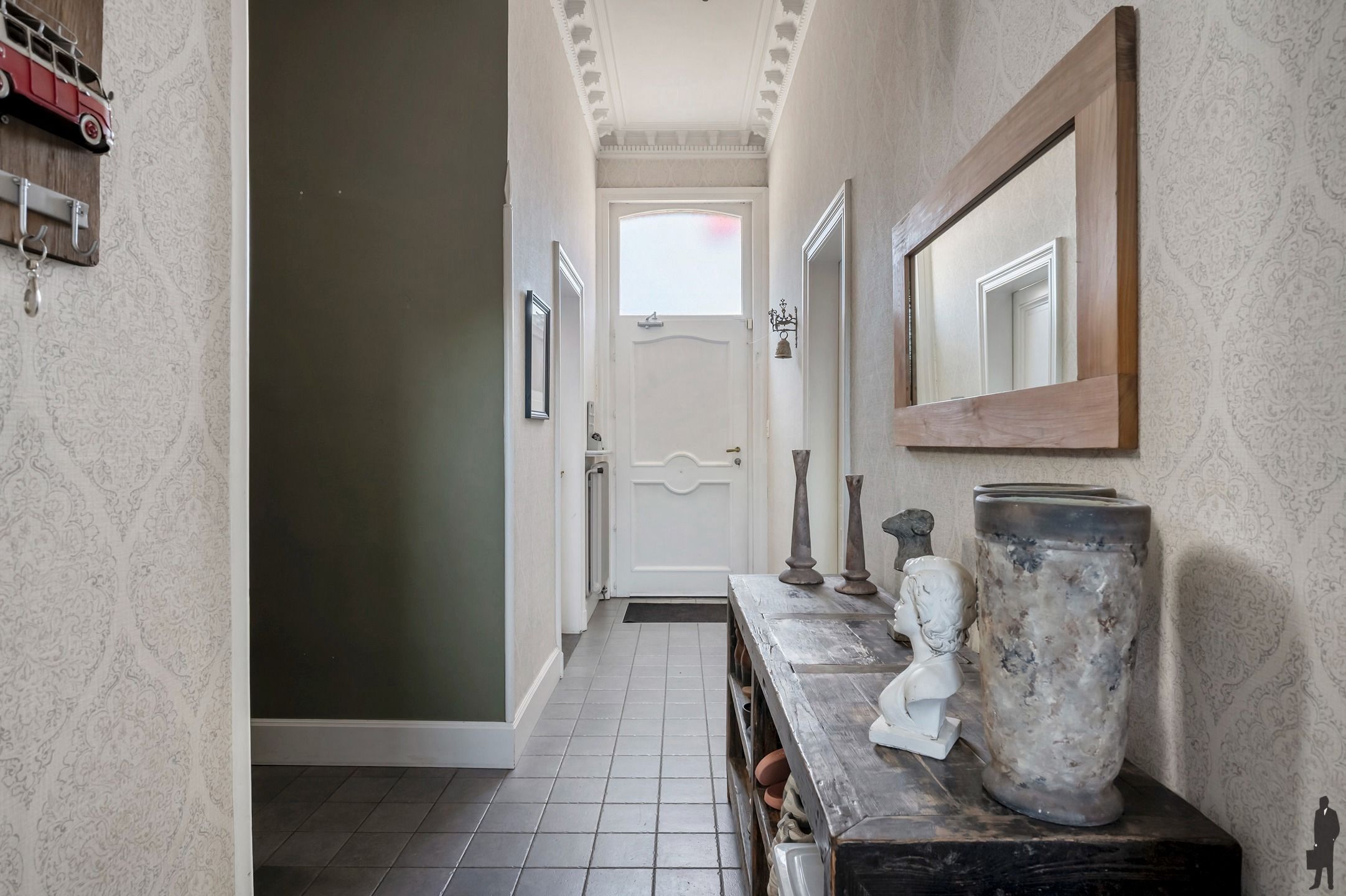 Karaktervol herenhuis met handelsruimte en 6 slaapkamers. foto 3