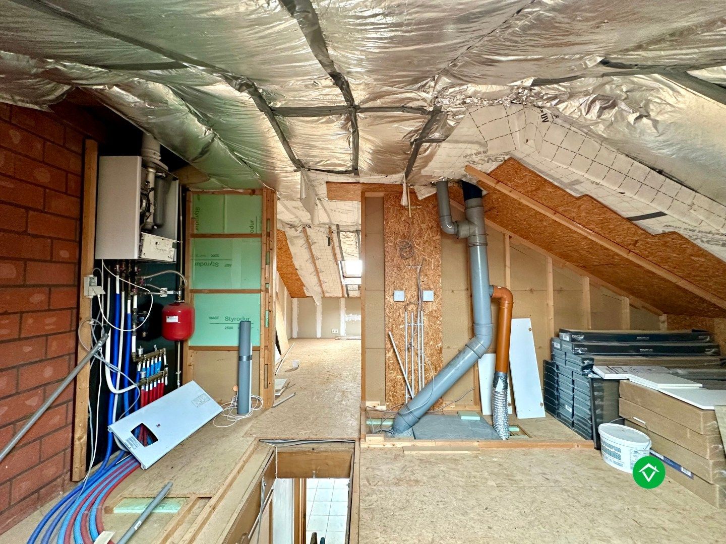 Ruim duplexappartement met terras en garage nabij centrum Roeselare foto 16