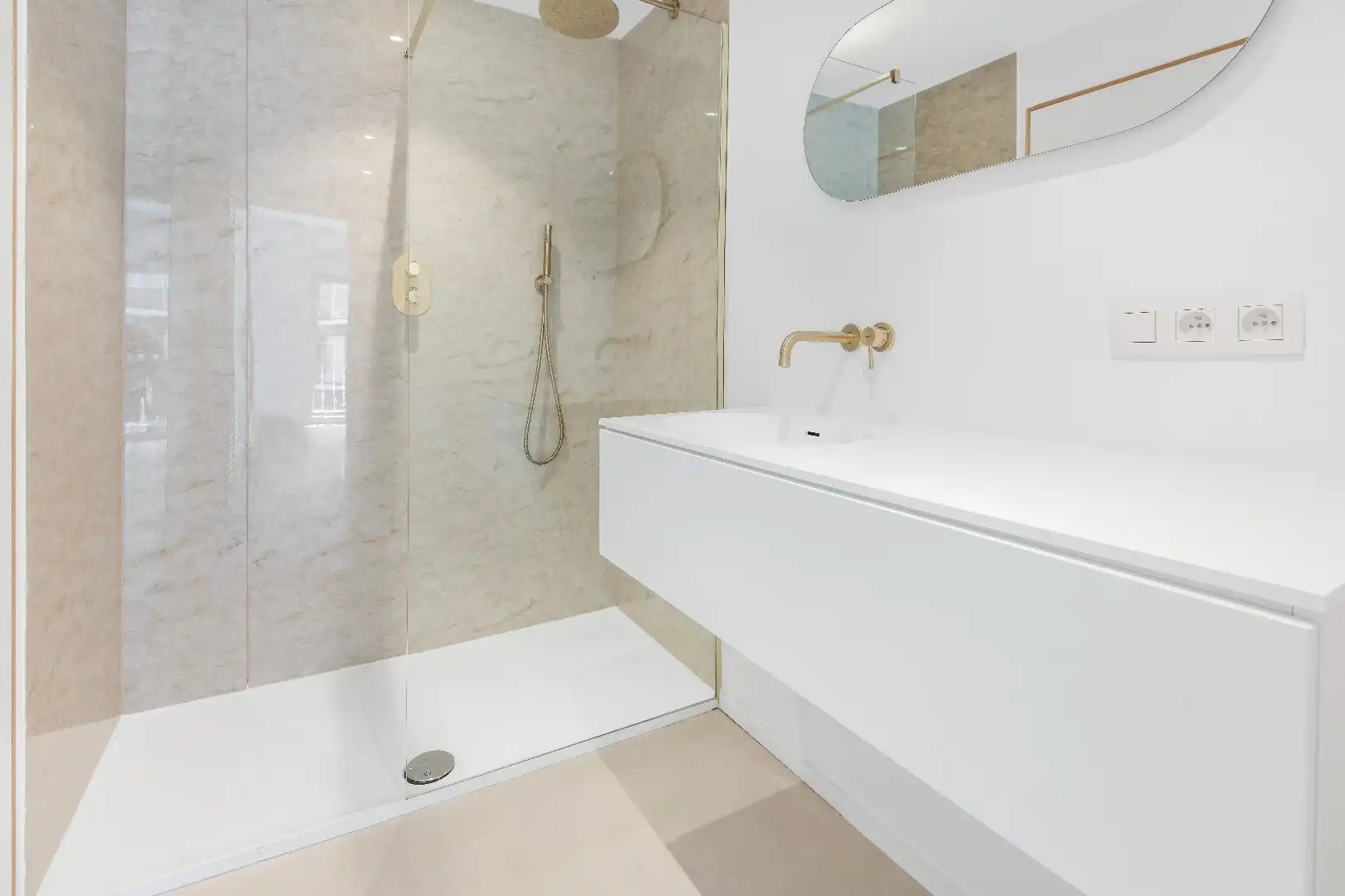 Ruim plateau-appartement met frontaal zeezicht (10 meter gevelbreedte) gelegen aan het Rubensplein. Inpandige parking. foto 19