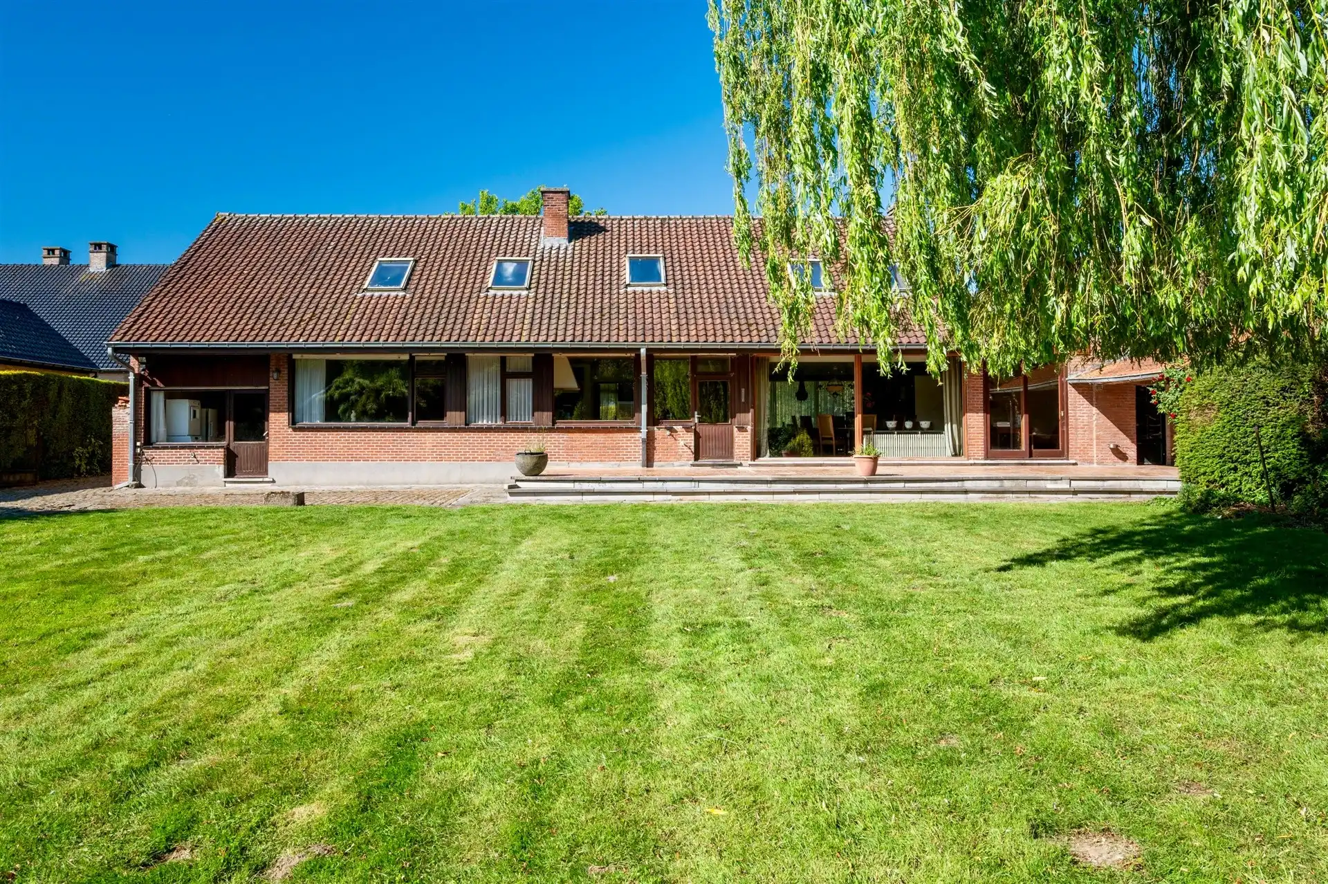Bijzonder unieke villa op zeer ruim perceel foto 23