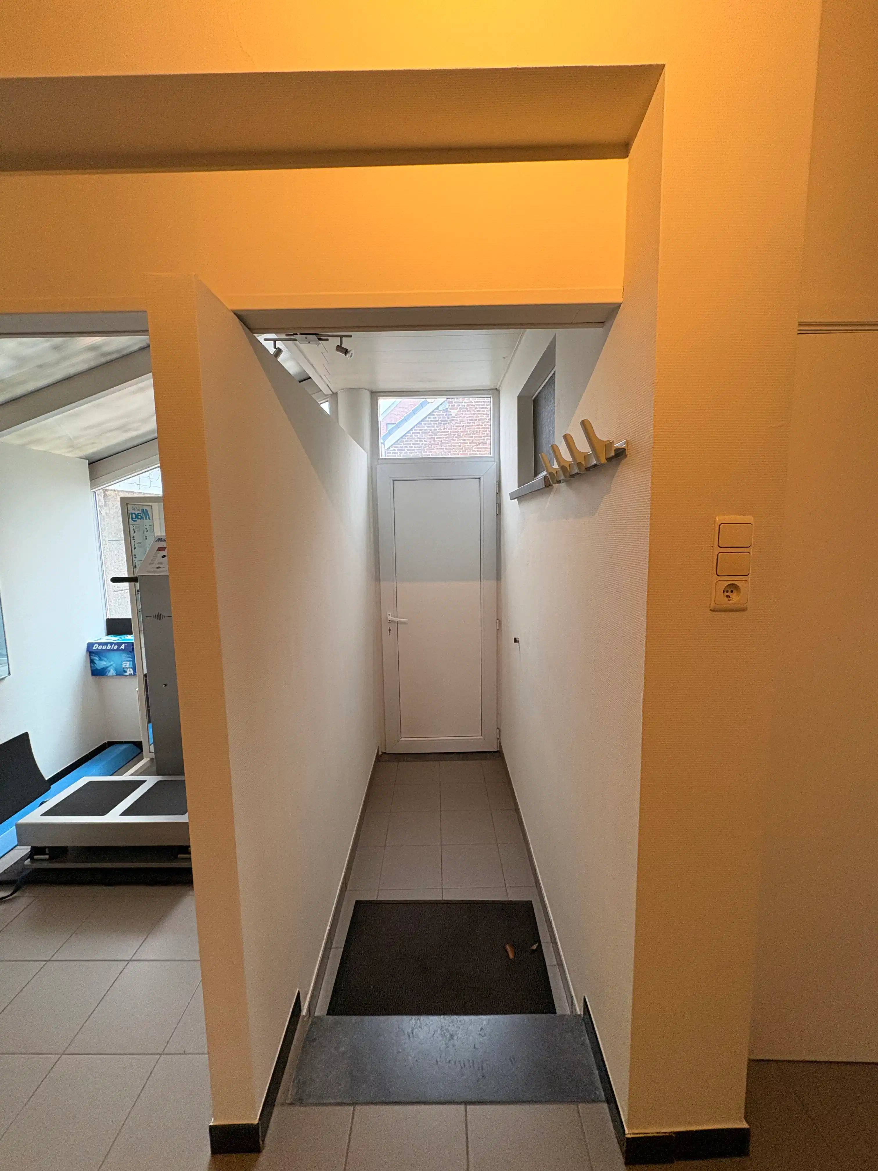 Gelijkvloerse praktijkruimte met potentieel tot éénslaapkamerappartement en privé autostaanplaats foto 7