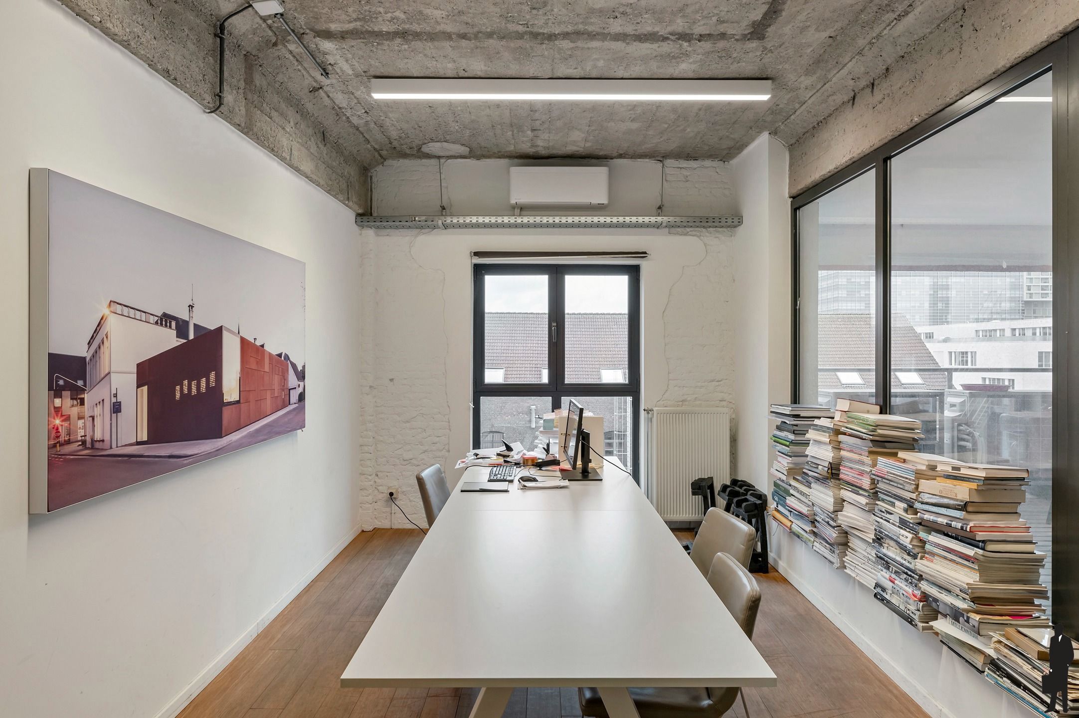 Lichtovergoten industriële loft met open structuur en ruwe materialen foto 7