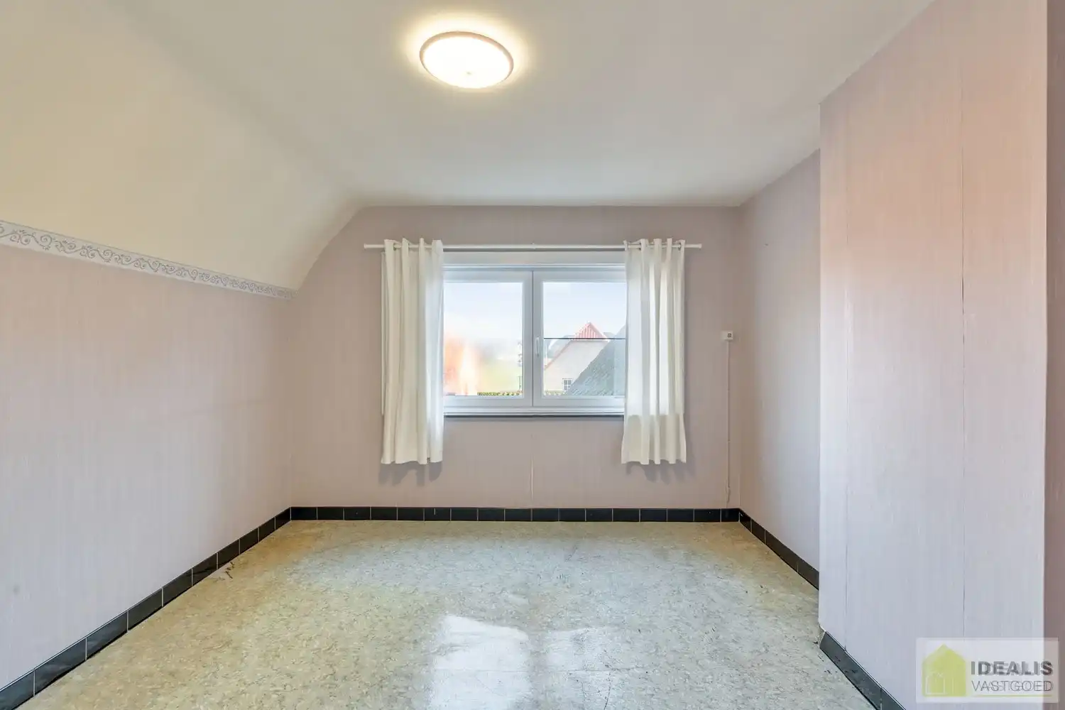 TE RENOVEREN WONING NABIJ HET CENTRUM VAN WIJCHMAAL, PEER OP EEN PERCEEL VAN  MAAR LIEFST 12A 5CA – DE WONING OMVAT EEN OPEN LEEFRUIMTE MET VEEL LICHTINVAL, KEUKEN MET AANSLUITEND EETKAMER, 3 SLAAPKAMERS, BADKAMER, VERANDA EN TWEE RUIME OPSLAGRUIMTES/WERKPLAATSEN – Een praktisch ingedeelde woning op een ruim perceel nabij het centrum van Peer! Dé perfecte zet voor zij die op zoek zijn naar een te renoveren woning met veel mogelijkheden op een rustige locatie in Wijchmaal, Peer! foto 15