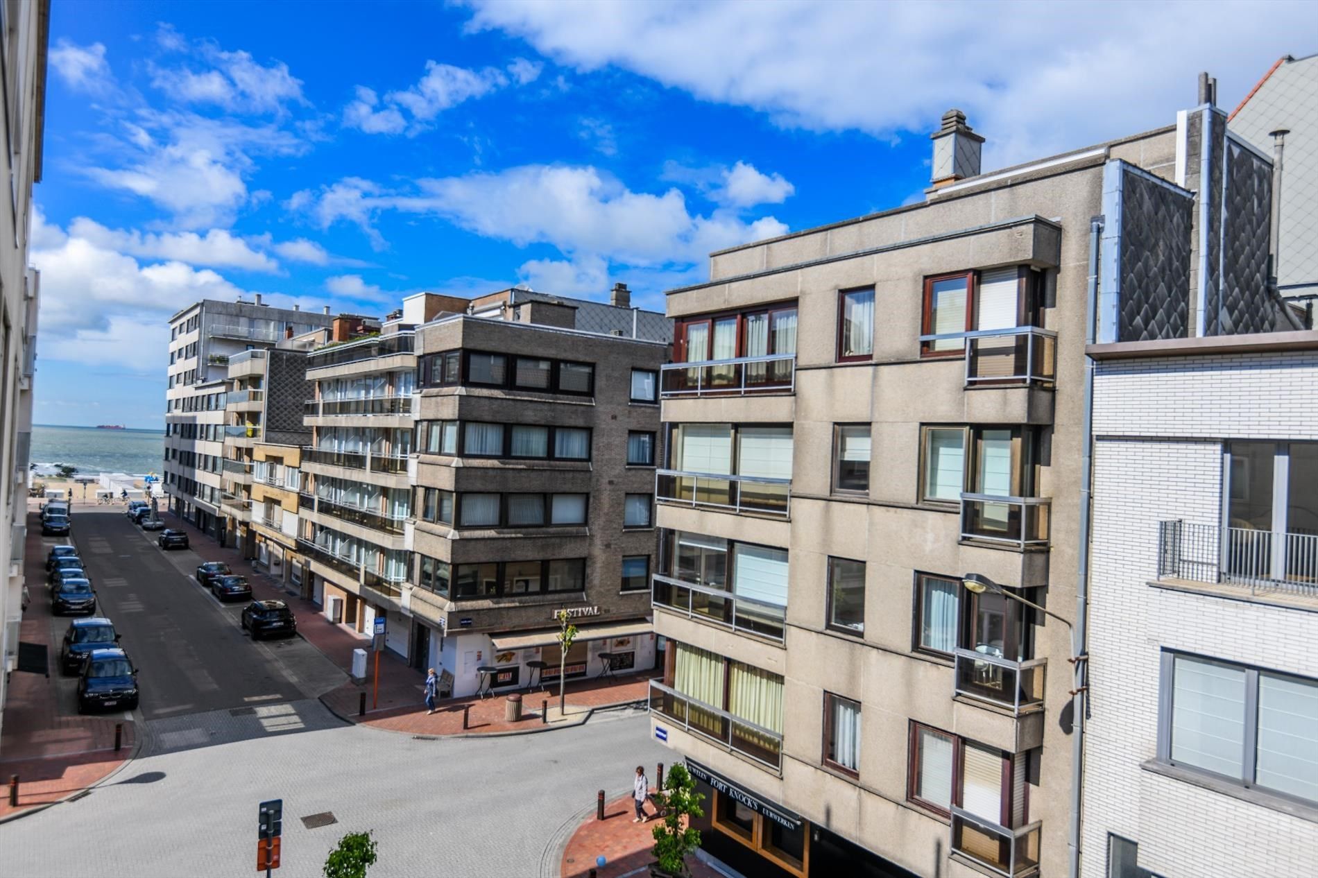 Gerenoveerd appartement met 3 slaapkamers, heel centraal gelegen vlakbij het strand en de winkels van de Dumortierlaan en de Kustlaan foto 2