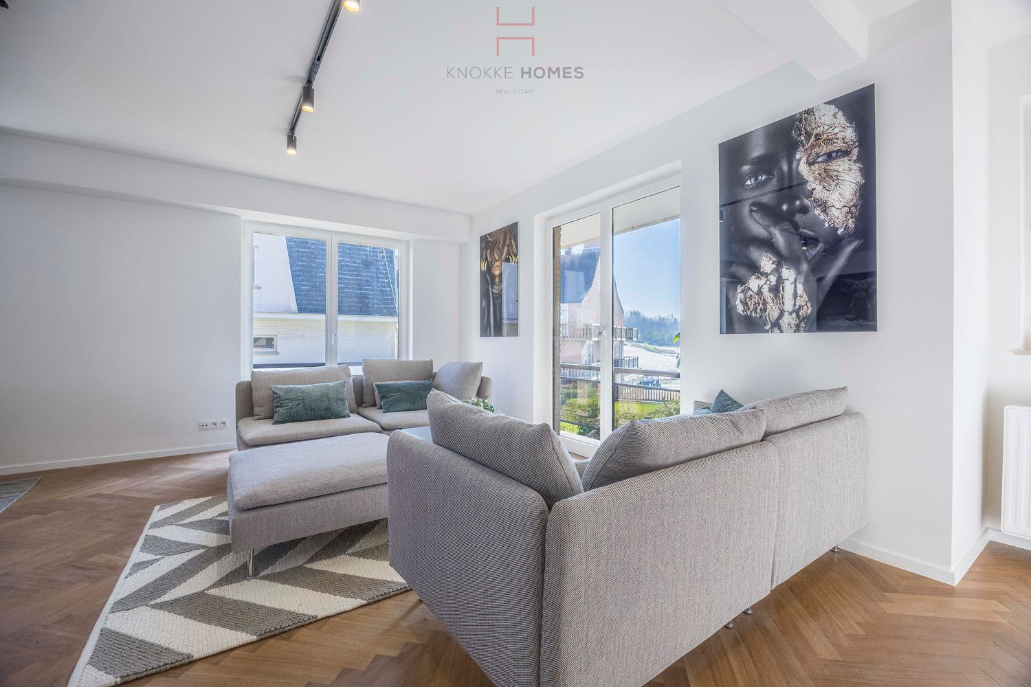 Mooi gerenoveerd hoekappartement in een villa-residentie vlakbij de zeedijk in Duinbergen foto {{pictureIndex}}