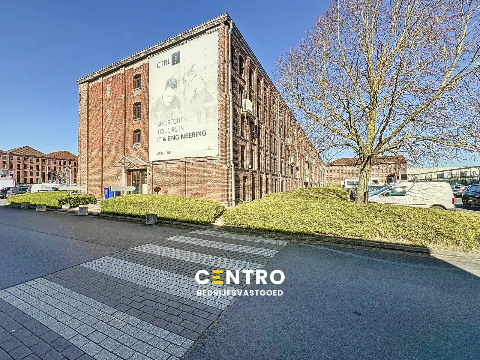 Instapklare, recent GERENOVEERDE, PRAKTIJKRUIMTE op het gelijkvloers (725m²) in het handelscentrum "Pottelberg" te Kortrijk ! foto {{pictureIndex}}