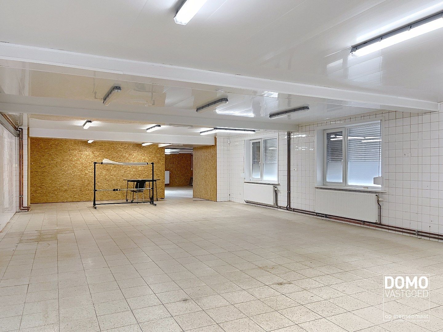 Commercieel gelegen handelspand met inclusief bovenliggend appartement te Kermt. foto 8
