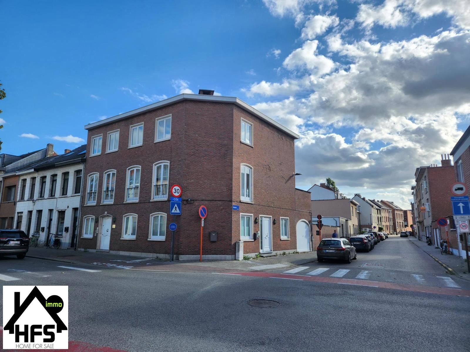 Ruime woning met praktijkruimte via aparte ingang foto 3