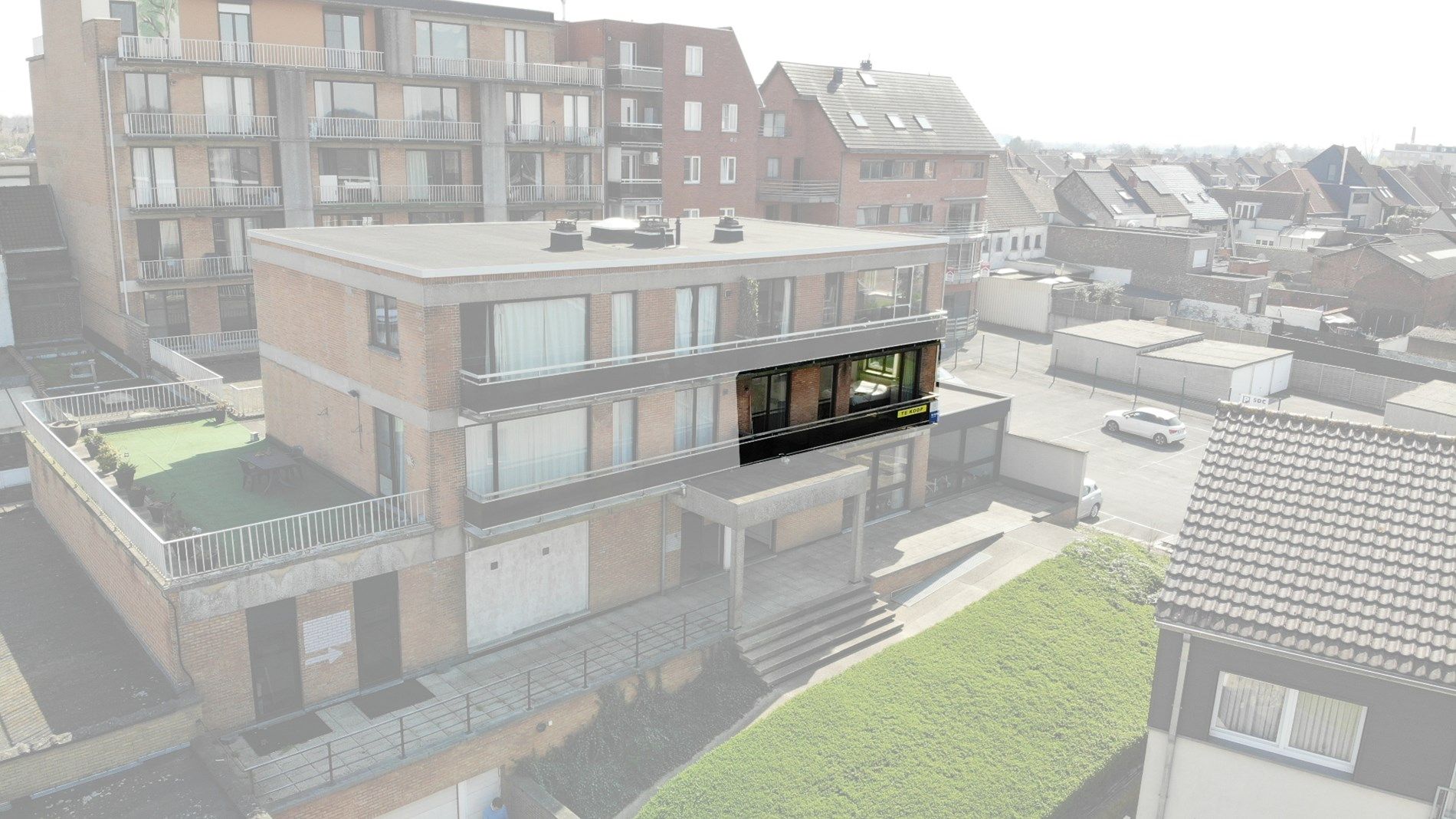 Ruim en lichtrijk 2-slaapkamerappartement te Harelbeke te koop! foto 2