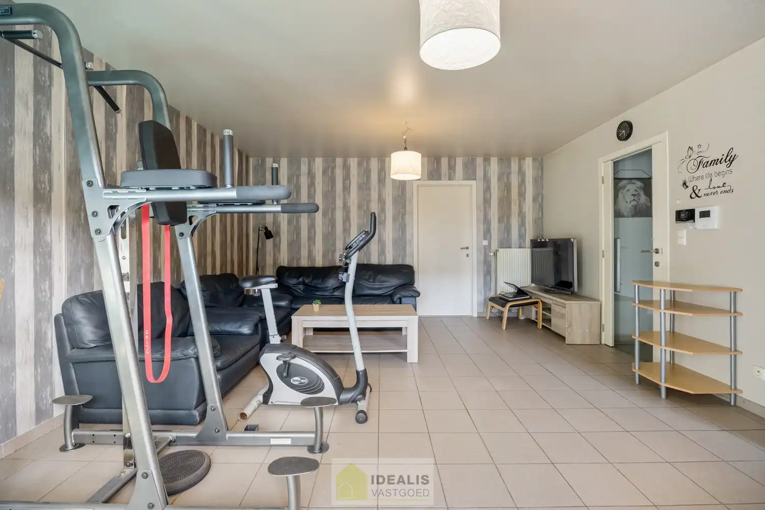IDEALIS VASTGOED – KNAP APPARTEMENT GELEGEN OP UITERST CENTRALE LOCATIE TE OVERPELT, PELT. Dit knappe appartement met bouwjaar 2000 omvat een aangename ca.72m² en  biedt plaats aan een lichtrijke leefruimte met aansluitend goed onderhouden keuken, 2 knappe slaapkamers, badkamer en dakterras! Een fraai appartement, zeer geschikt voor kandidaten op zoek naar betaalbare woonruimte vlak bij het centrum van (Over)Pelt! foto 9