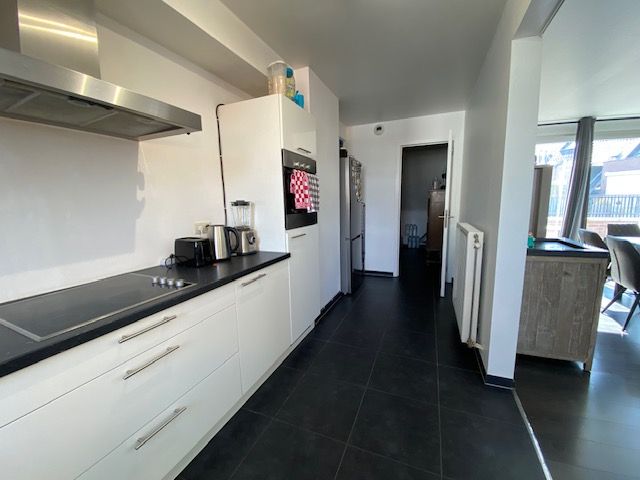 RUIM (131m²) INSTAPKLAAR  APPARTEMENT MET 2 SLAAPKAMERS, TERRAS, ONDERGRONDSE AUTOSTAANPLAATS EN KELDER foto 6