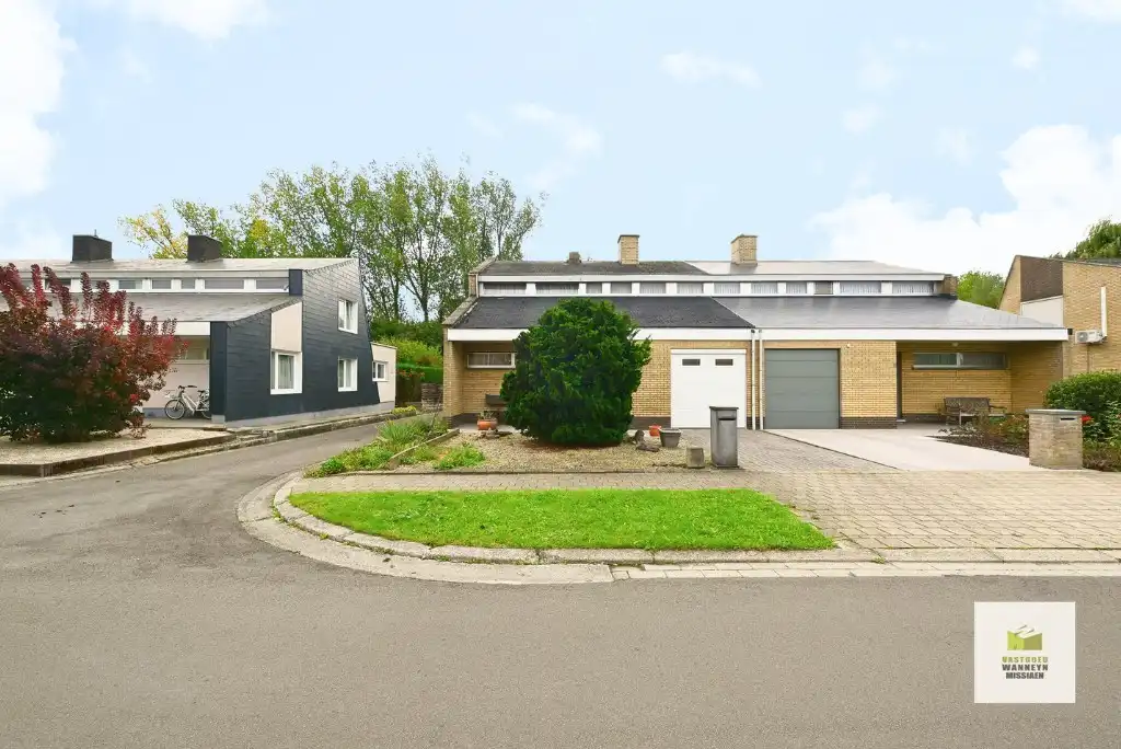 Te renoveren woning met 3 slaapkamers en zongerichte tuin op centrale ligging te Tielt foto 2