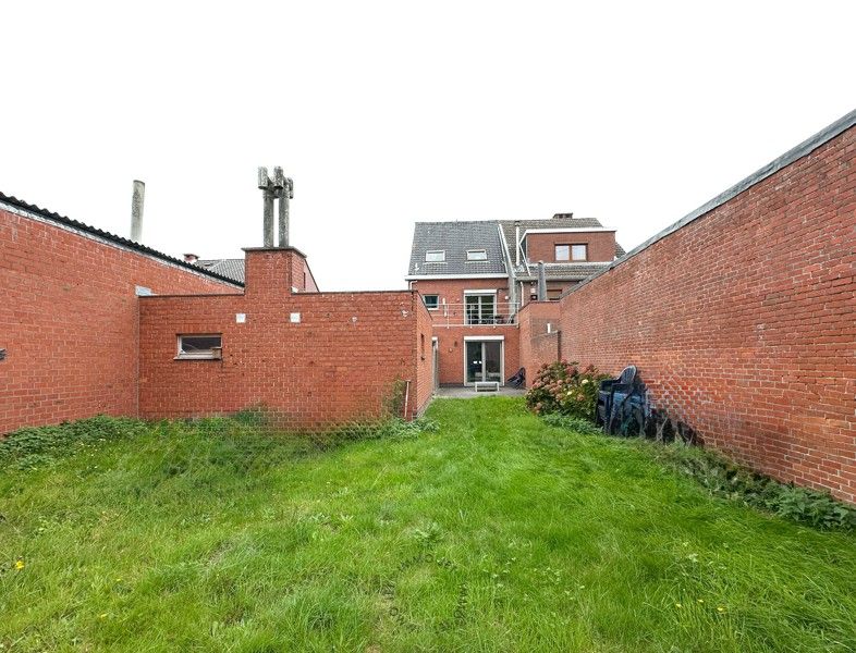 Appartementsgebouw met twee wooneenheden, garages en tuin foto 2