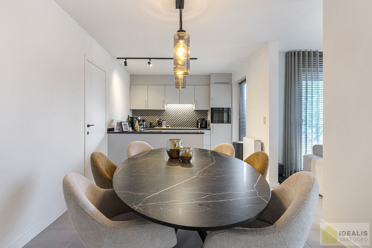 IDEALIS VASTGOED – PERFECT ONDERHOUDEN INSTAPKLAAR APPARTEMENT met een bewoonbare oppervlakte van 91m² bestaande uit een prachtige leefruimte, 2 zeer ruime slaapkamers, een aangenaam terras en ondergrondse parkeerplaats! Het appartement is gelegen in hartje Pelt op wandelafstand van horeca, shopping en openbaar vervoer! foto 6