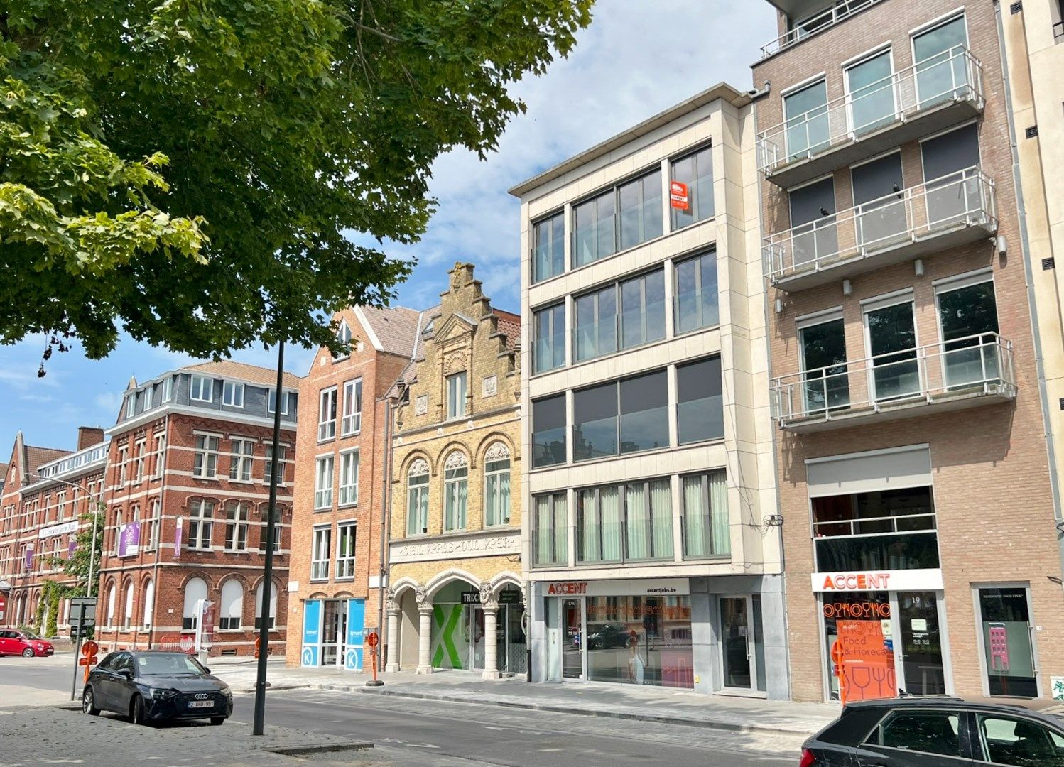 Lichtrijk instapklaar appartement met terras op toplocatie te Ieper. foto 1