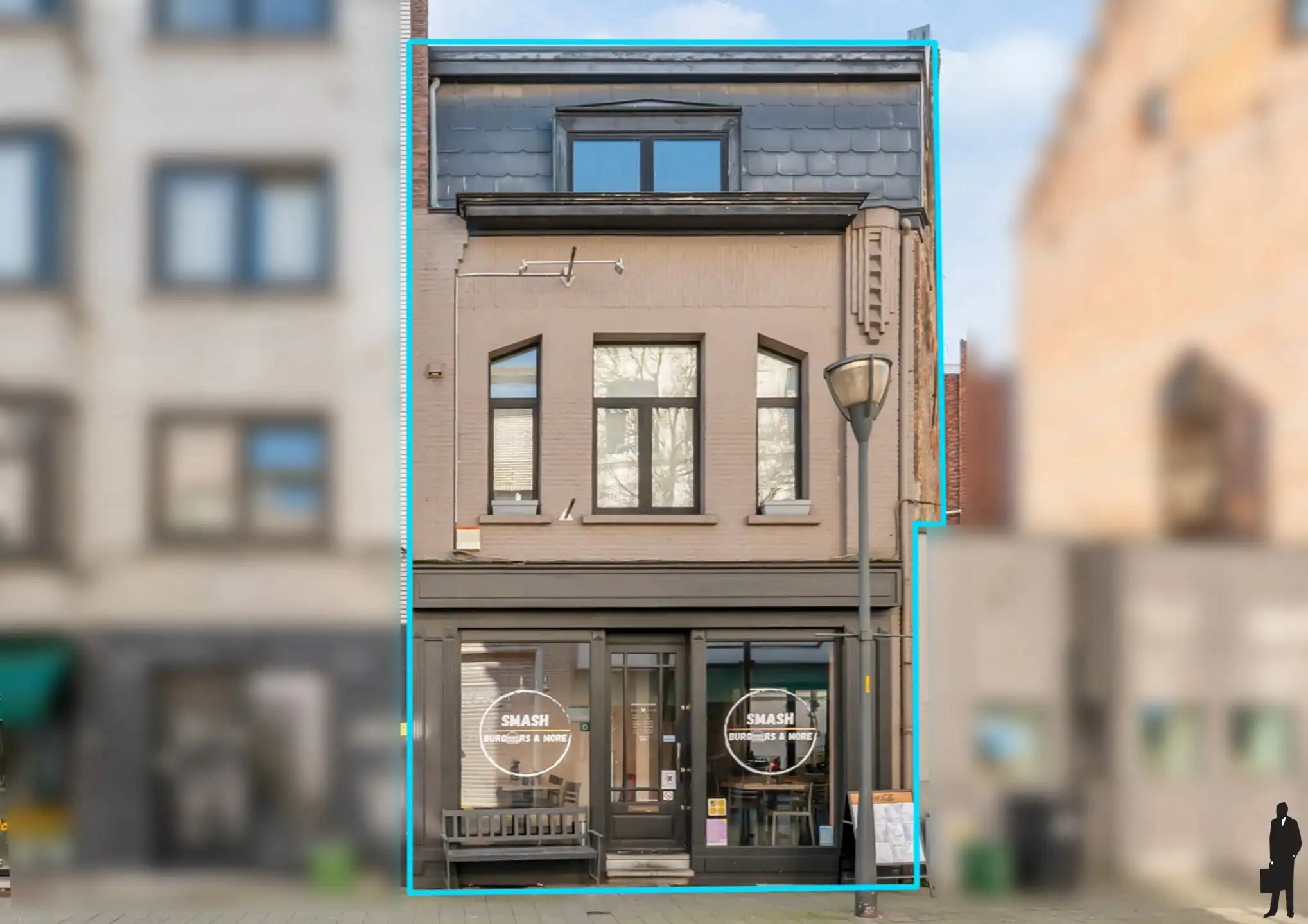 Handelszaak met ruim terras en bovenliggende woonst foto {{pictureIndex}}