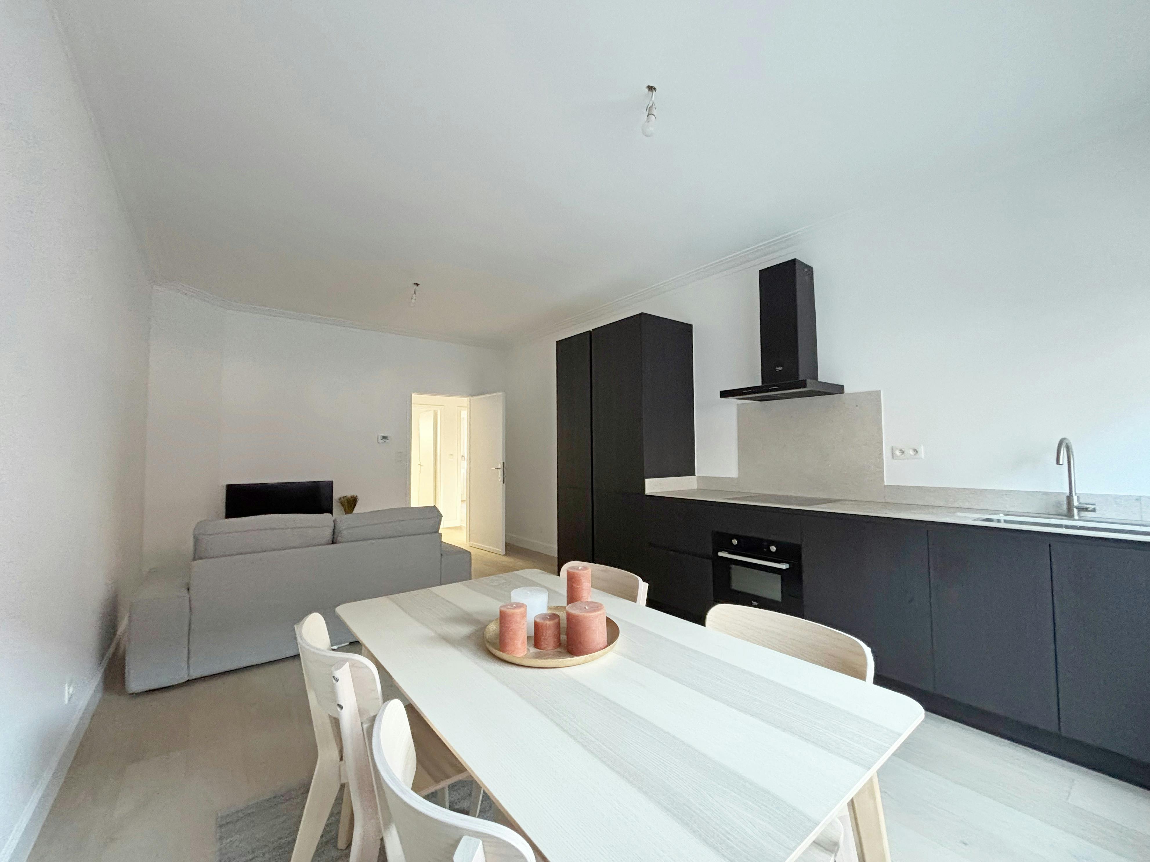 Gerenoveerd gelijkvloers appartement met twee slaapkamers foto 3