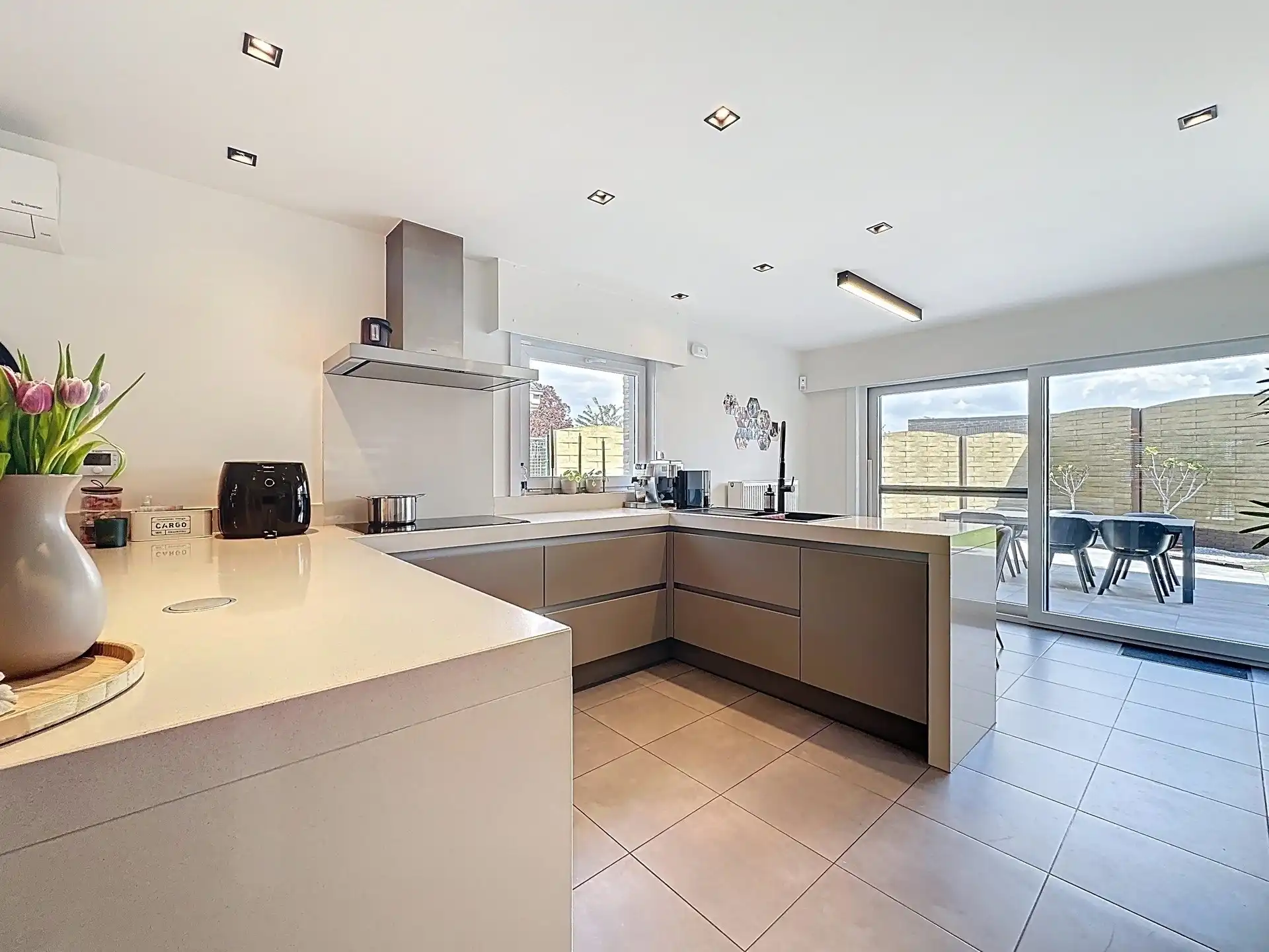 Ruime, luxueuze open bebouwing met 4 slaapkamers, 2 badkamers en garage op een perceel van 741m².  foto 5
