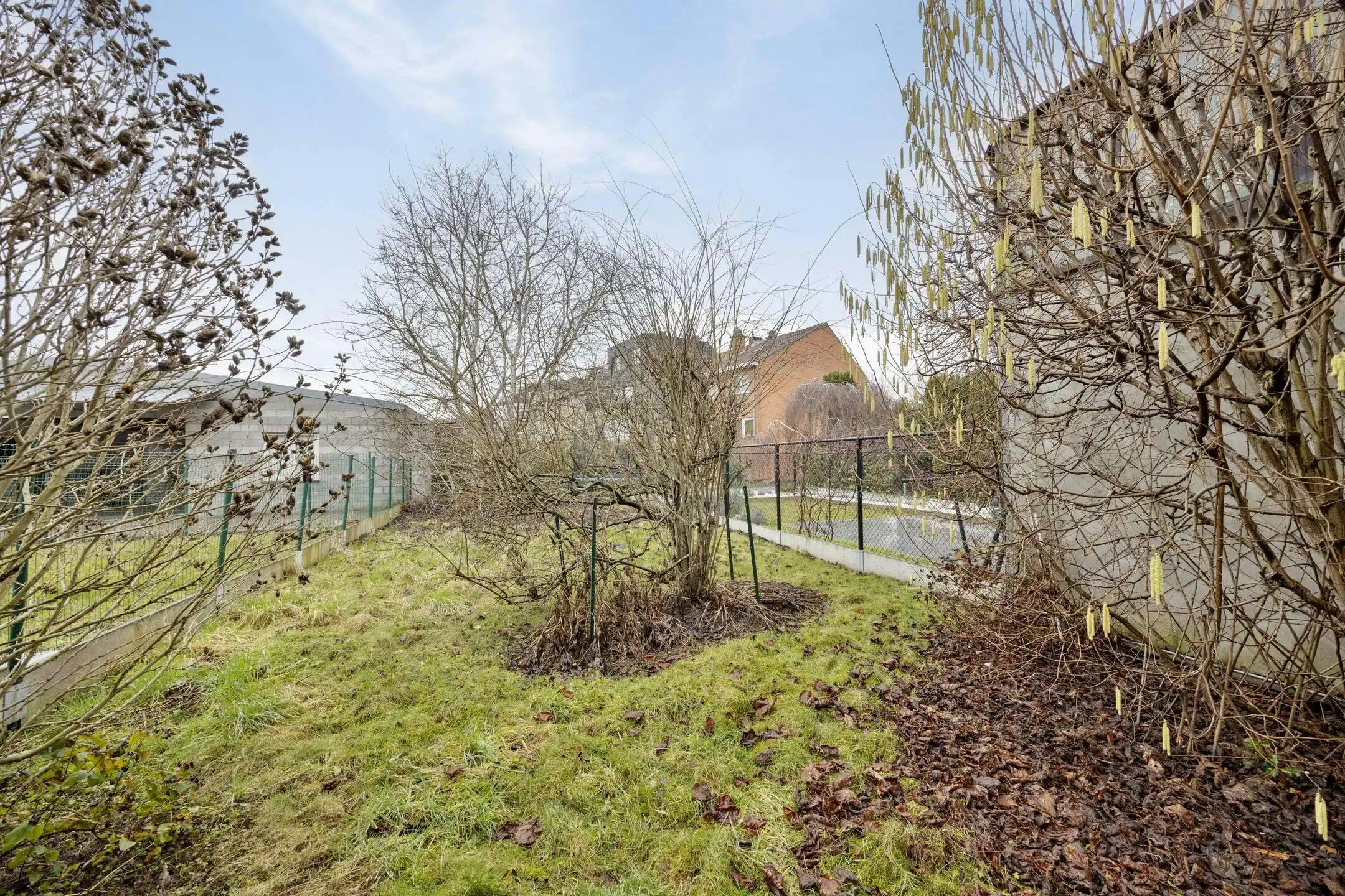 Op te frissen gezinswoning met inpandige garage en tuin op toplocatie in Strombeek! foto 26