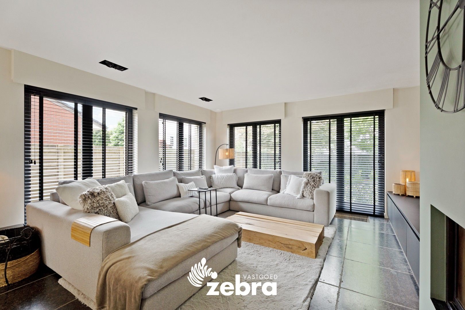 Ruime loods van ± 600 m² met instapklare woning te Oostrozebeke! foto 9