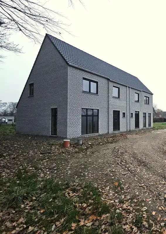 Twee halfopen nieuwbouwwoningen op rustige locatie foto {{pictureIndex}}