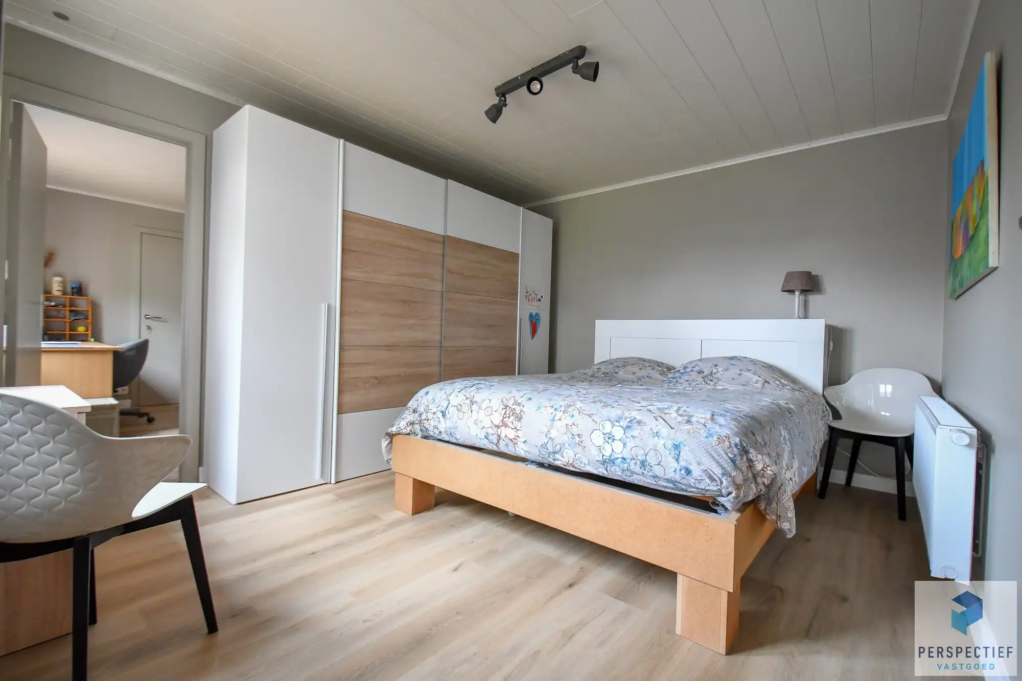 Ruime en energiezuinig gerenoveerde halfopen bebouwing met 5 slaapkamers, garage en zonnige tuin foto 14