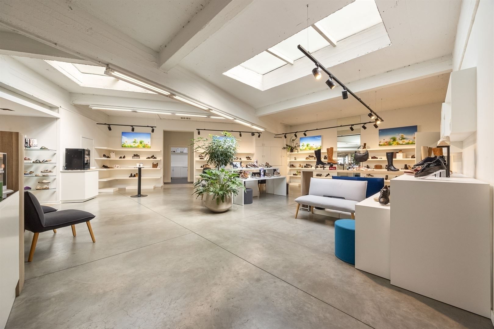 Uitstekend gelegen winkelpand met twee toegangen foto 11