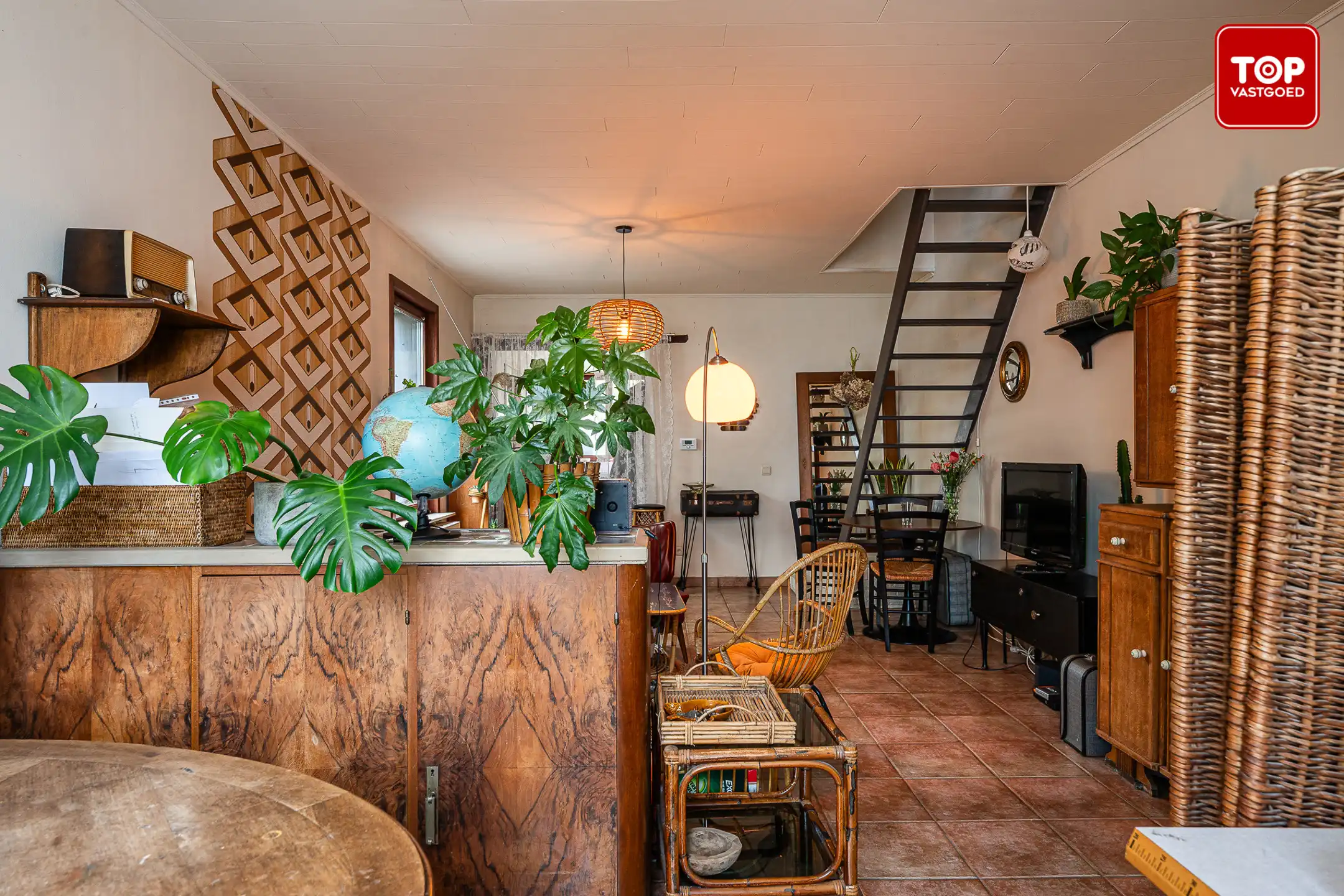 Op te frissen halfopen bebouwing met leuke tuin. foto 6