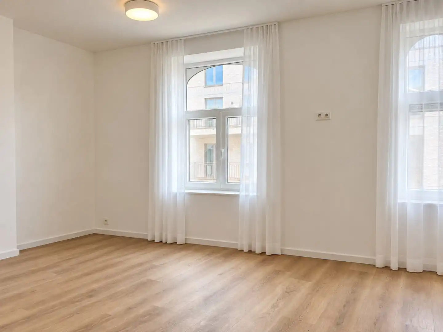 Grote vernieuwde woning met 4 kamers, uitweg en veel ruimte foto 15