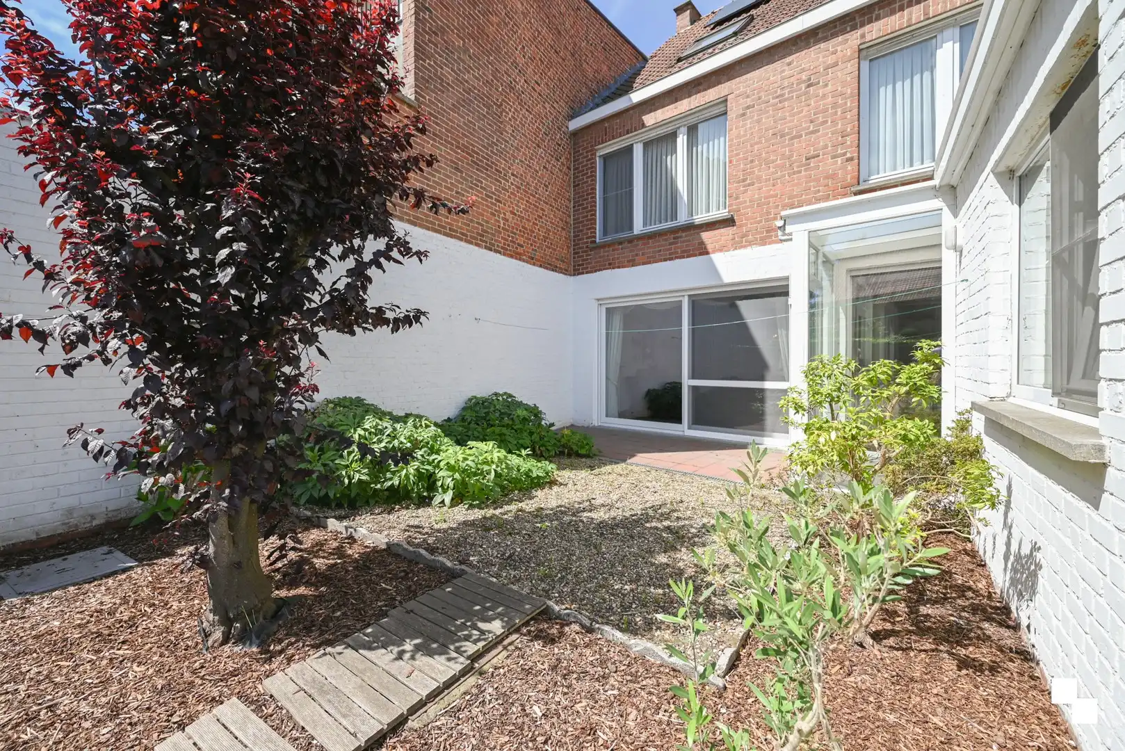 Ruime gezinswoning met vier slaapkamers, garages en extra naastliggend perceel foto 12
